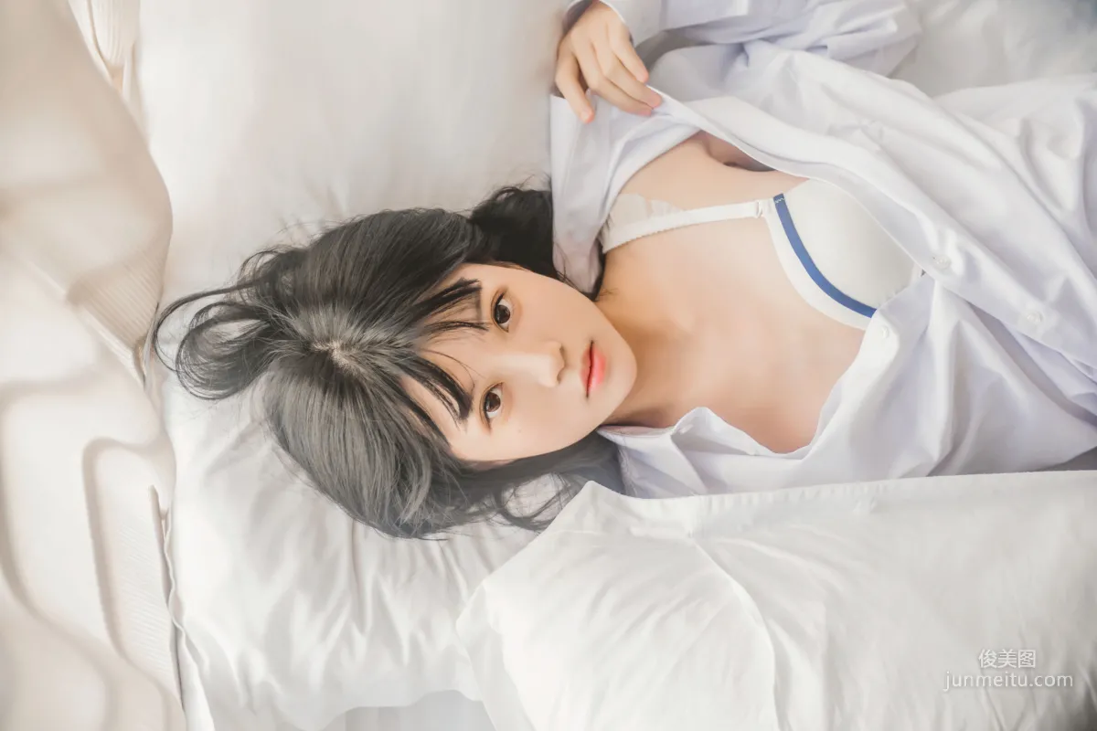 桜桃喵《桜桃未熟 - 白襯衫散發》 [蘿莉COS] 寫真集 25