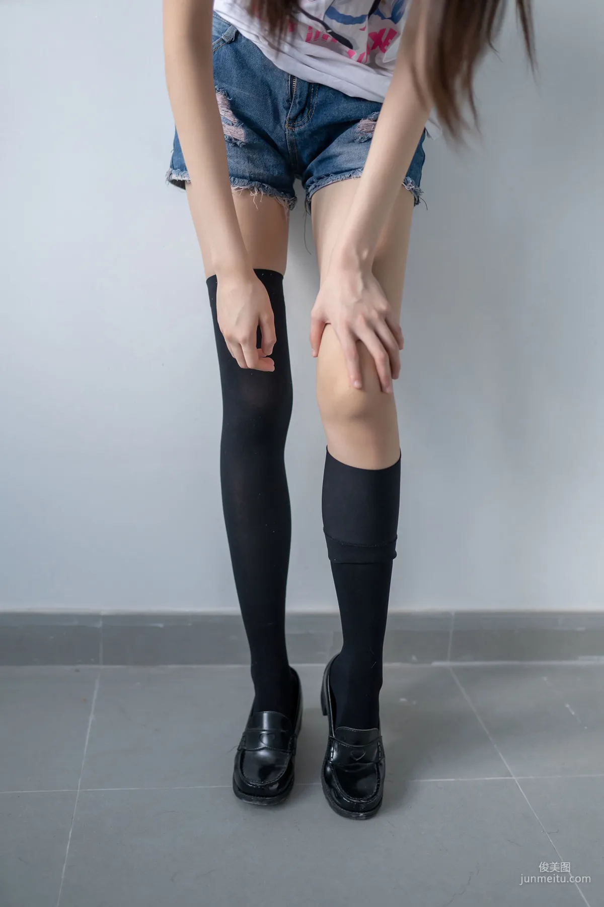 [Fengzhi Lingyu] NO.113 Black Stockings Denim Shorts Slim Waist Photo Set photo 3