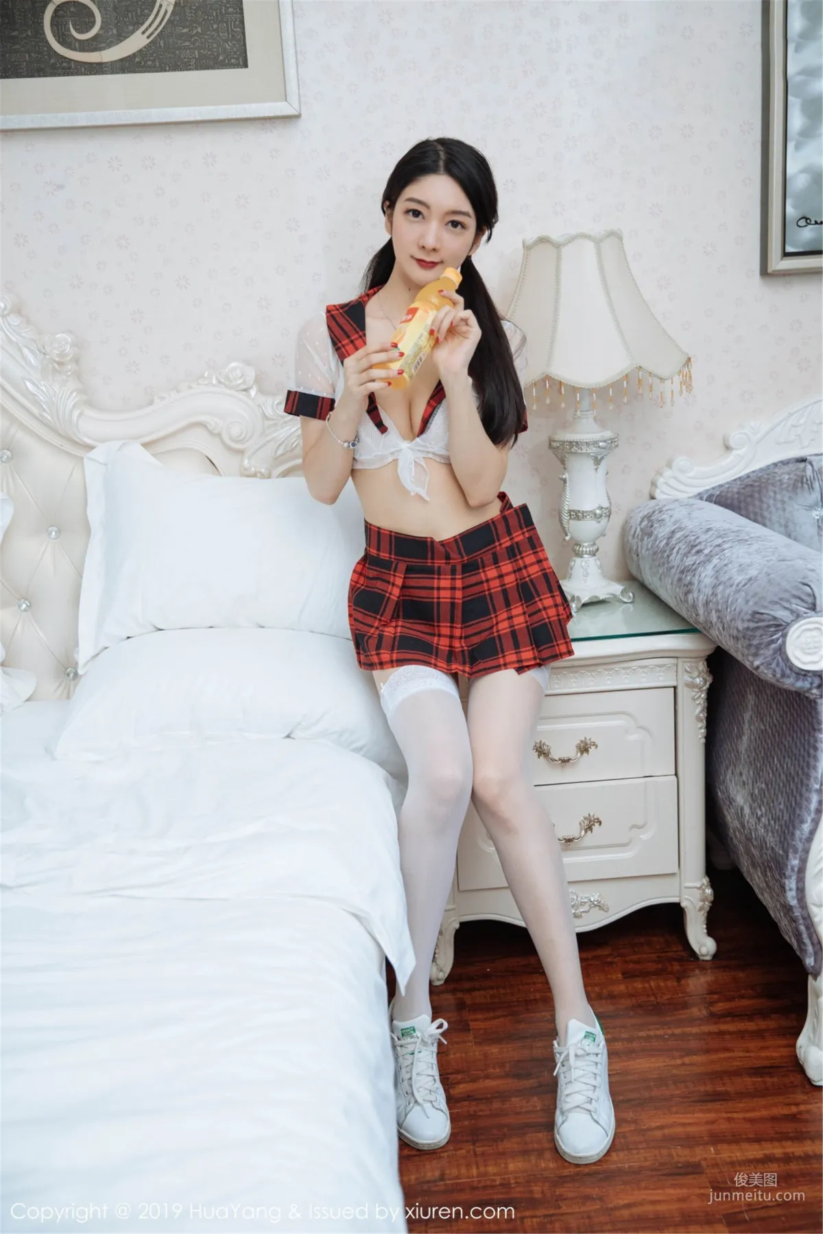 Angela Loves Cats, The Ultimate Charm of Black Stockings and Gentle Maid Outfit Series [HuaYang] Vol.137 Photo Set photo 26