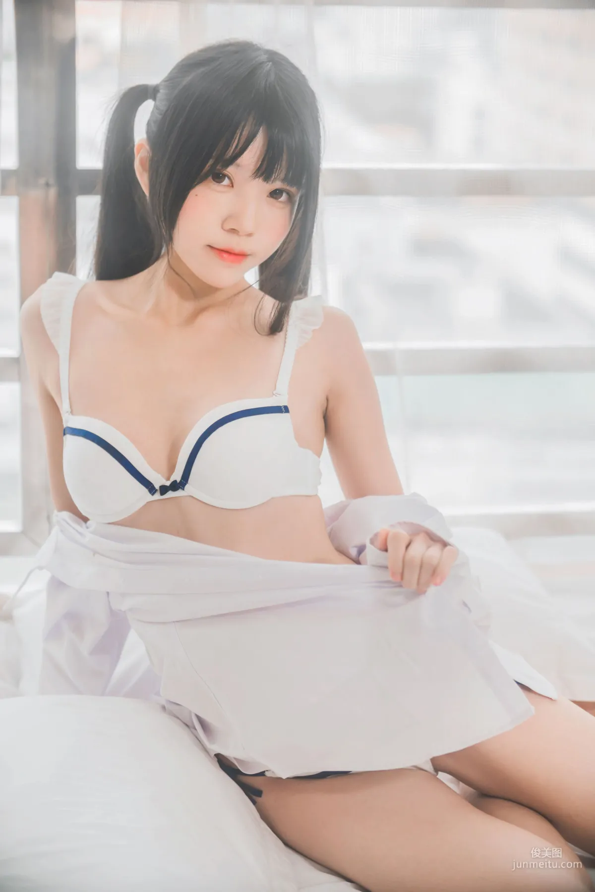 桜桃喵 《白襯衫雙馬尾》 [蘿莉COS] 寫真集 26