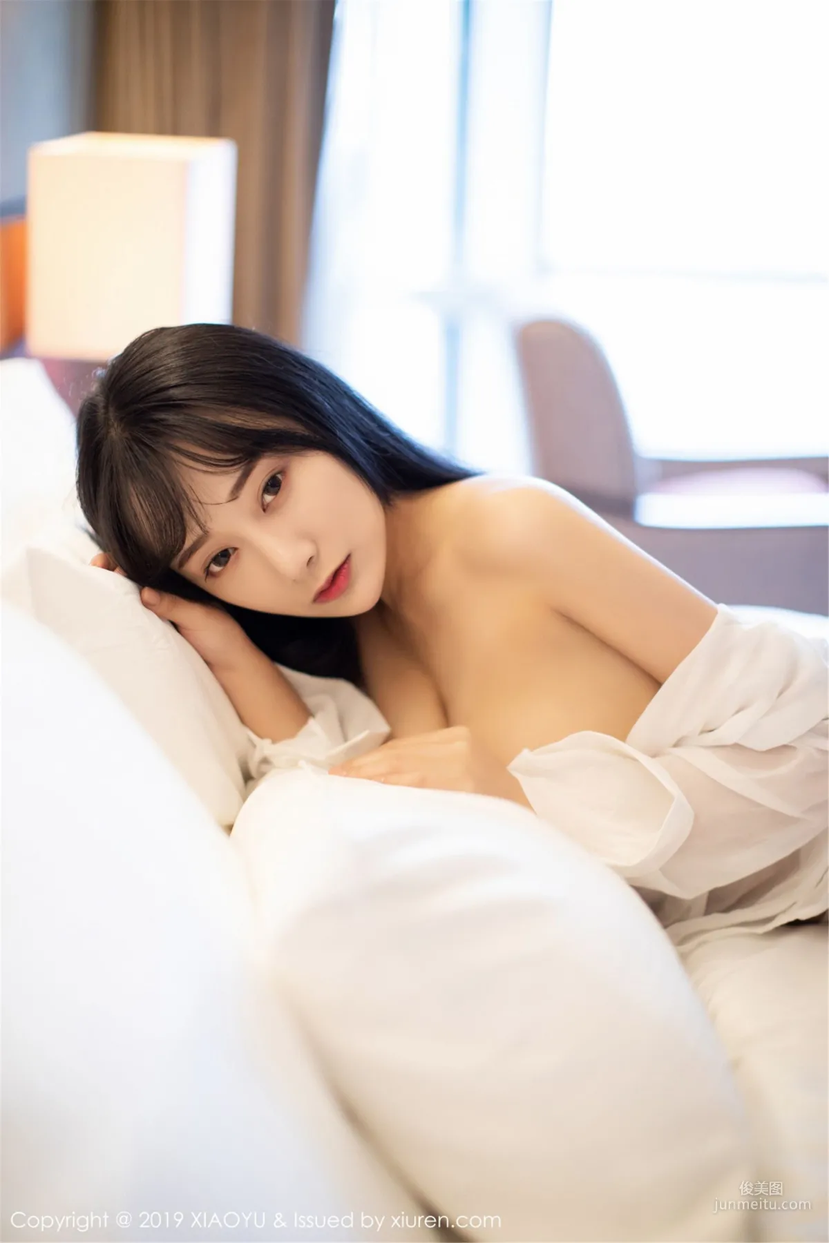 He Jiaying 《Graceful Posture in a Low-Cut Shirt and Lace Garter Stockings》 [XIAOYU] Vol.076 Photo Set photo 35
