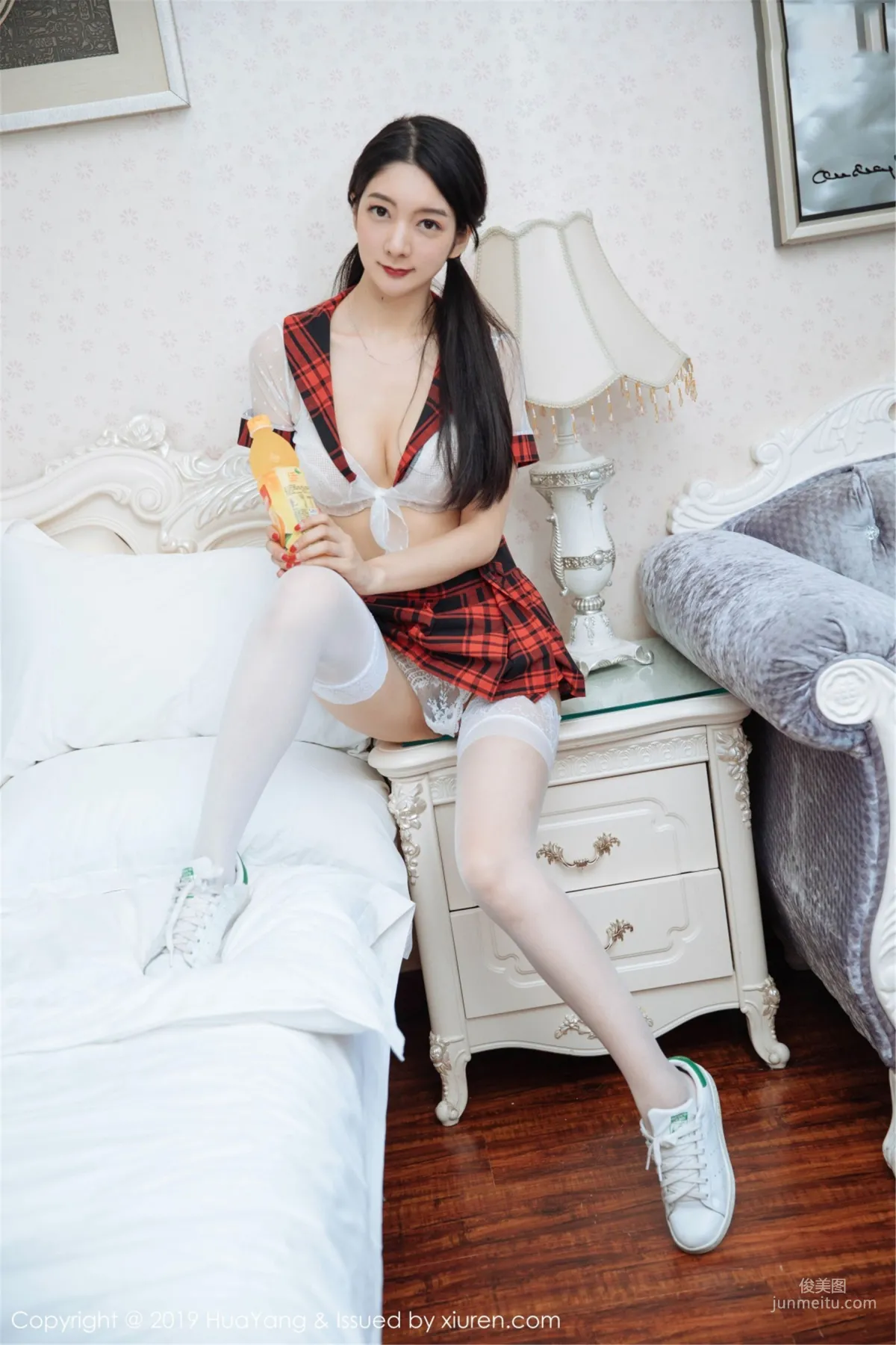 Angela Loves Cats, The Ultimate Charm of Black Stockings and Gentle Maid Outfit Series [HuaYang] Vol.137 Photo Set photo 31