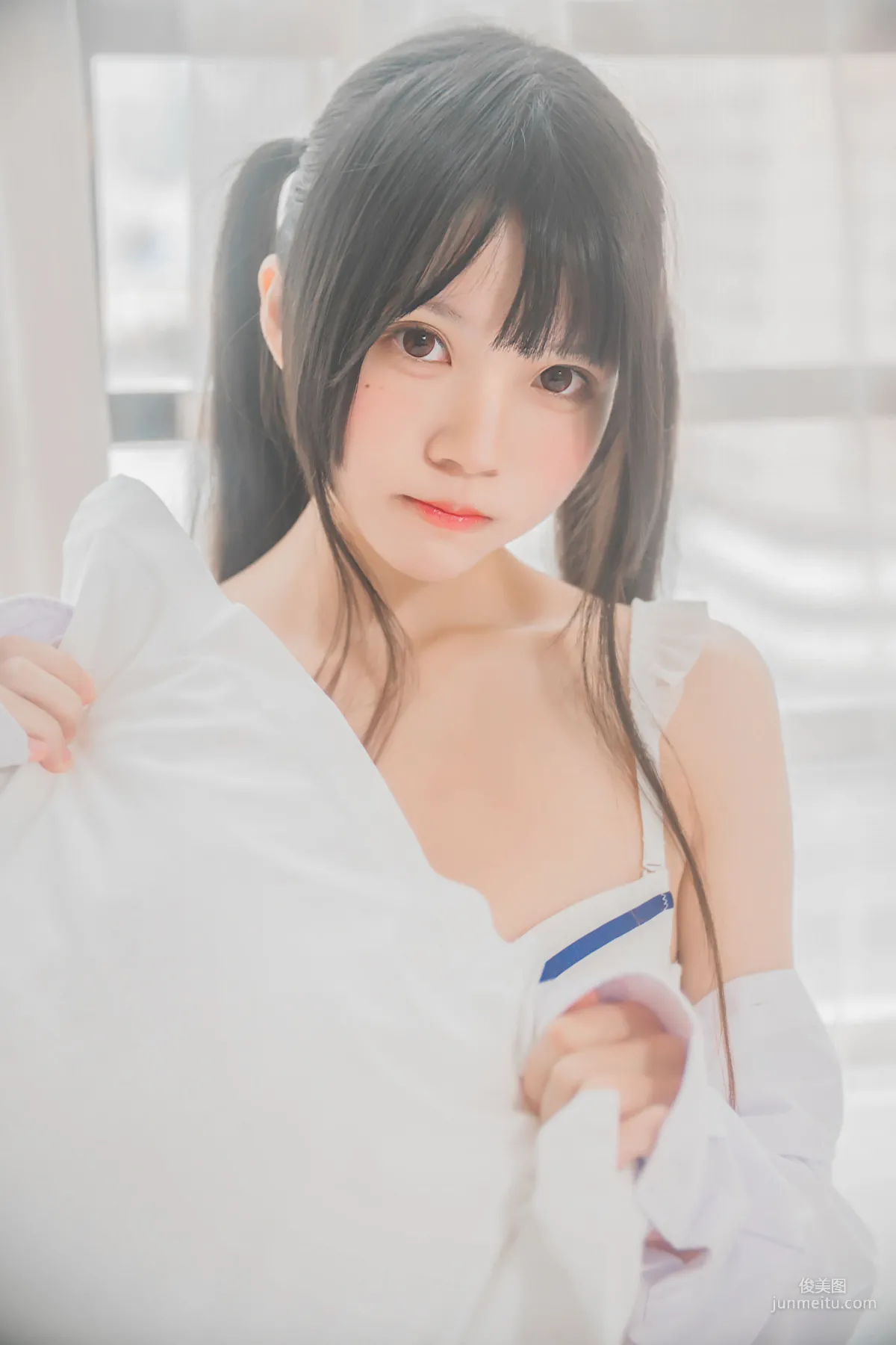 桜桃喵 《白襯衫雙馬尾》 [蘿莉COS] 寫真集 16