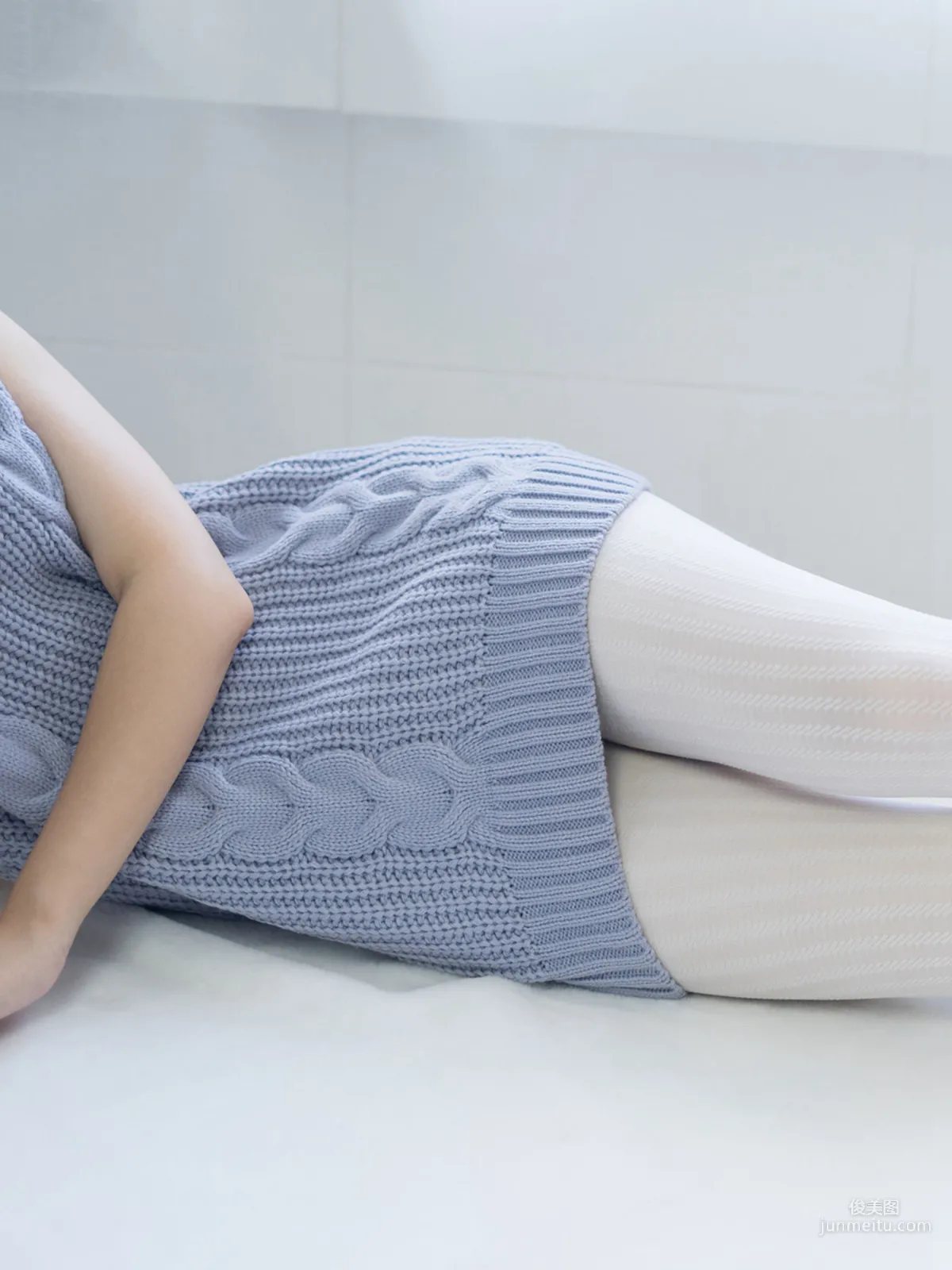 [Fengzhi Lingyu] NO.086 Sexy Backless Sweater Thick White Stockings Photo Set photo 7