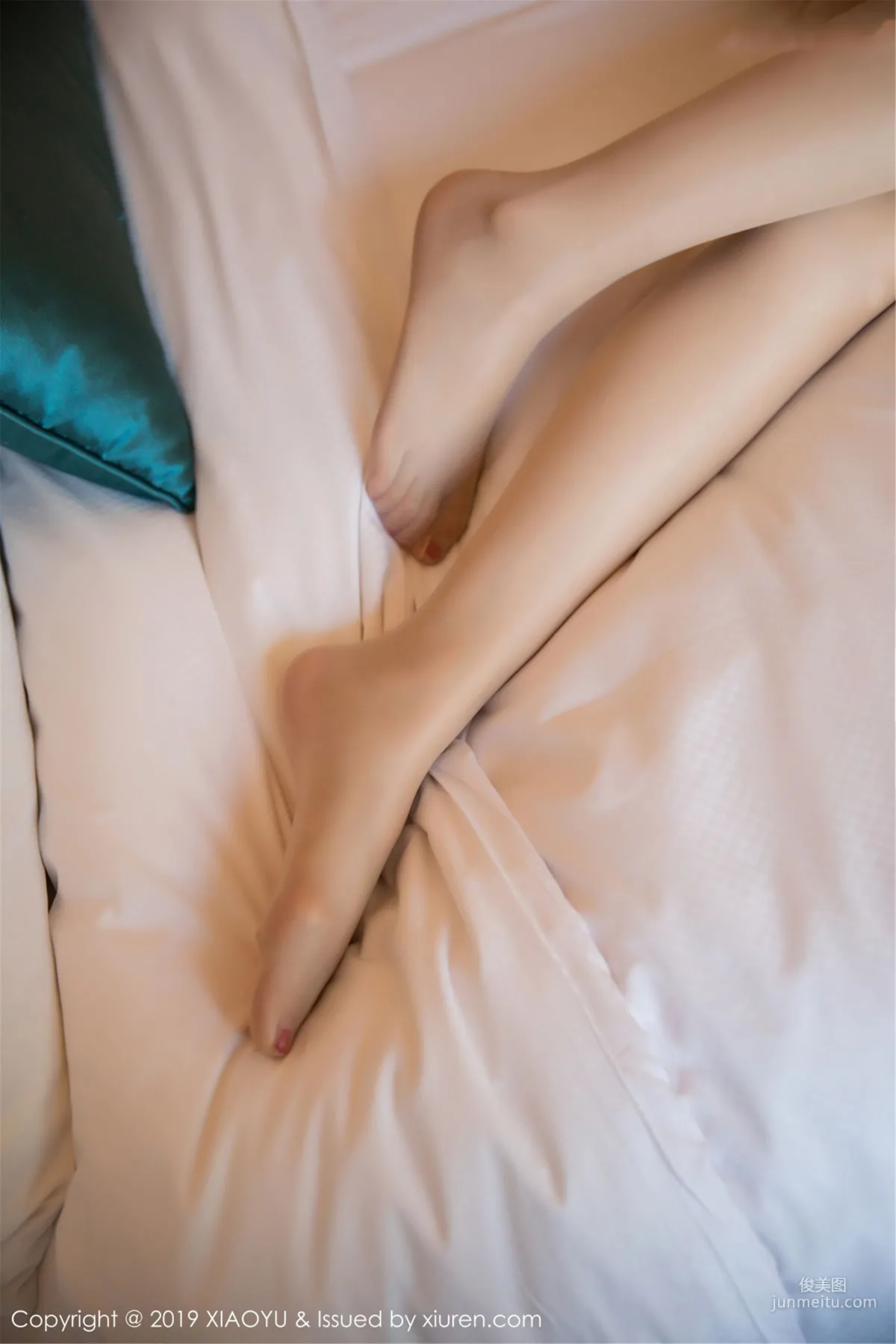 Angela Loves Cats, Stockings, Beautiful Legs and Jade Feet Under the Veil [XIAOYU] Vol.052 Photo Set photo 35