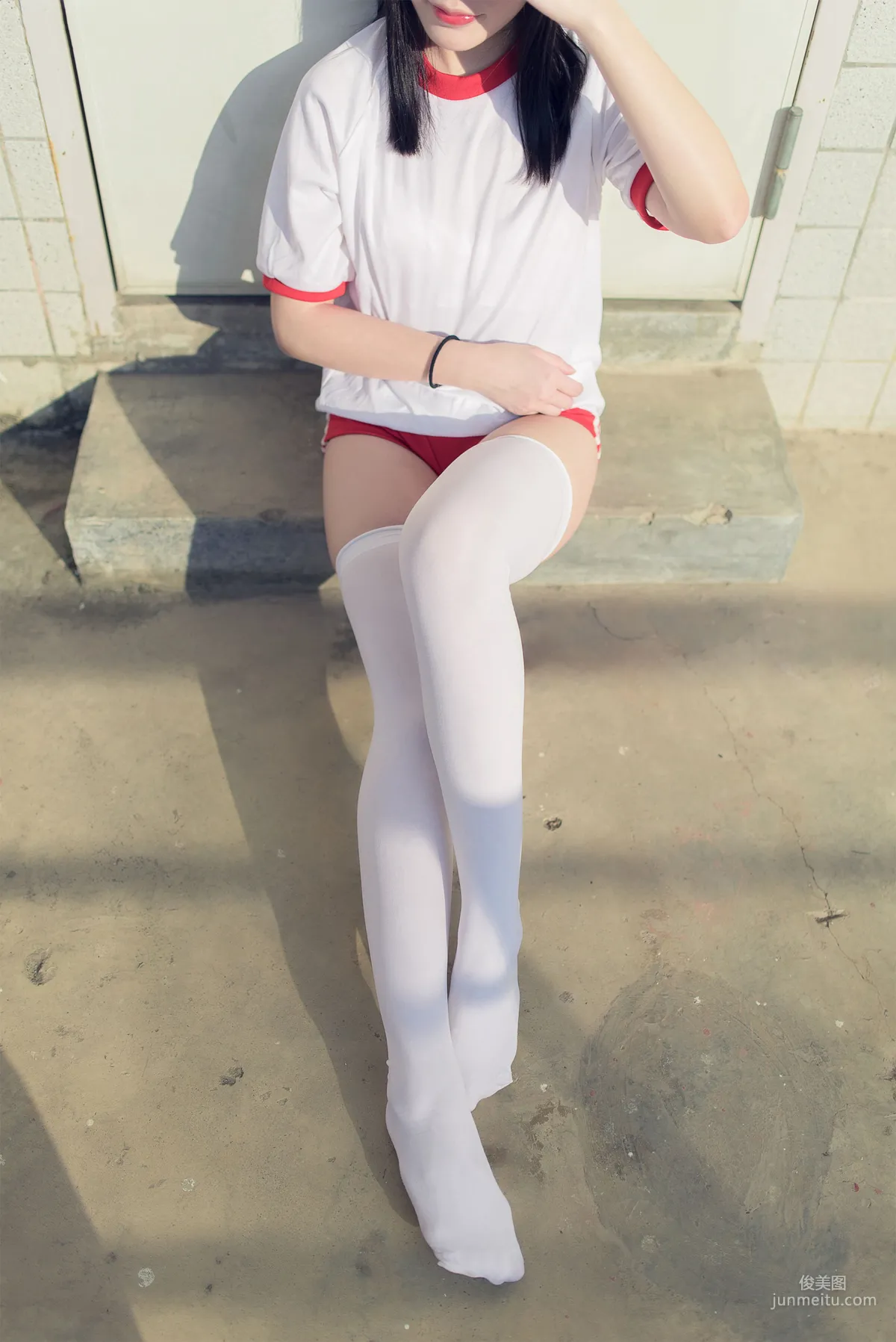 [Fengzhi Lingyu] NO.112 White Stockings Gymnastics Girl on the Sports Field Photo Set photo 2