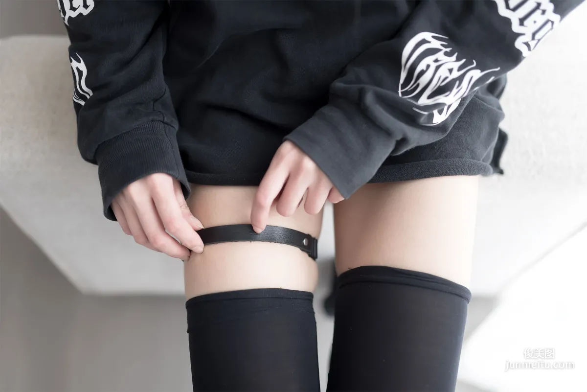 [Fengzhi Lingyu] NO.017 Blonde Beauty Black Temptation Photo Set photo 23