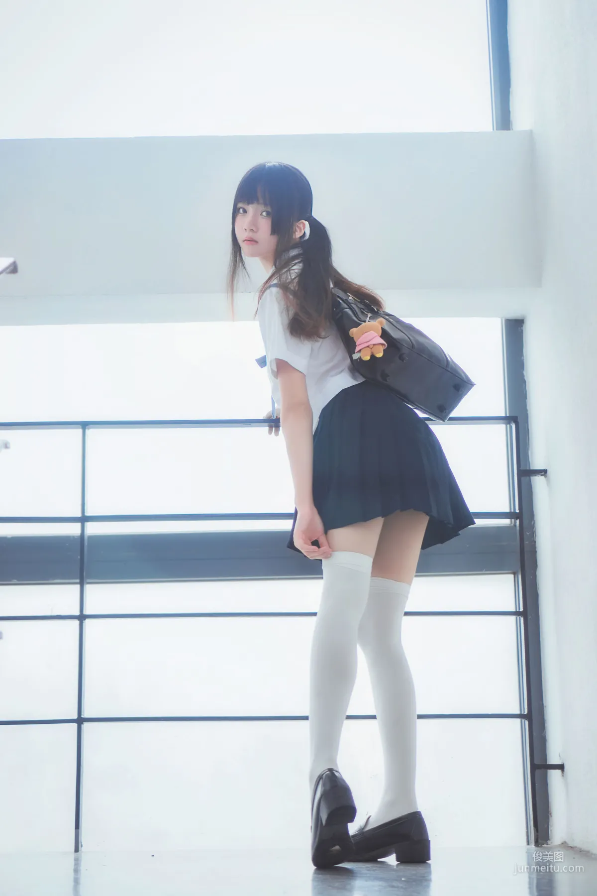 桜桃喵《蓝白水手服》 [萝莉COS] 写真集1