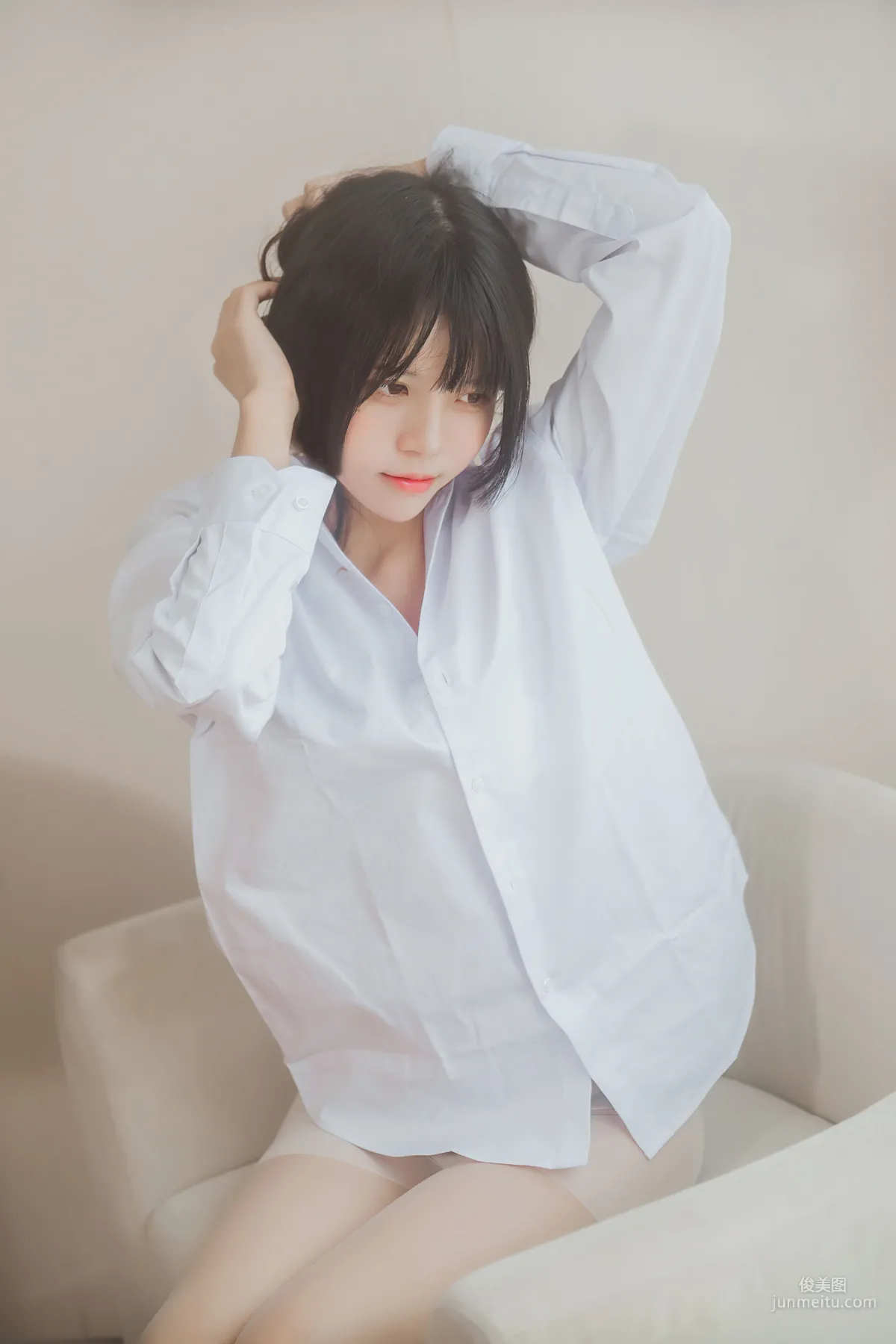 桜桃喵《桜桃未熟 - 白衬衫散发》 [萝莉COS] 写真集1