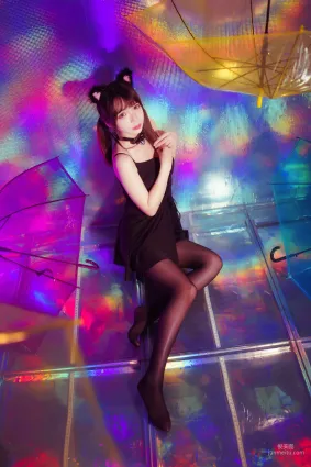 瘋貓ss《絲襪狂想曲(光)》 [蘿莉COS] 寫真集