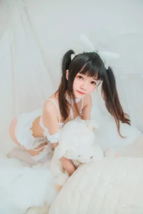 桜桃喵《白貓》 [蘿莉COS] 寫真集