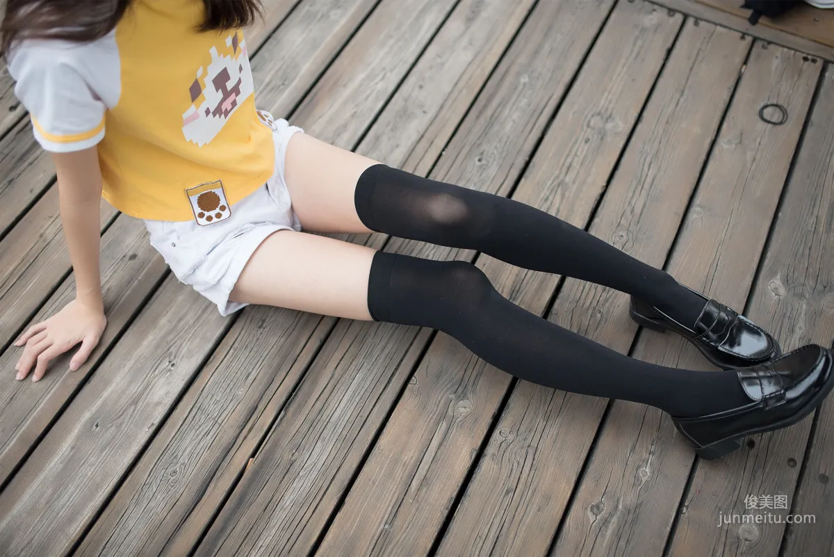 [Fengzhi Lingyu] NO.002 Black Stockings and Long Legs Photo Set photo 19
