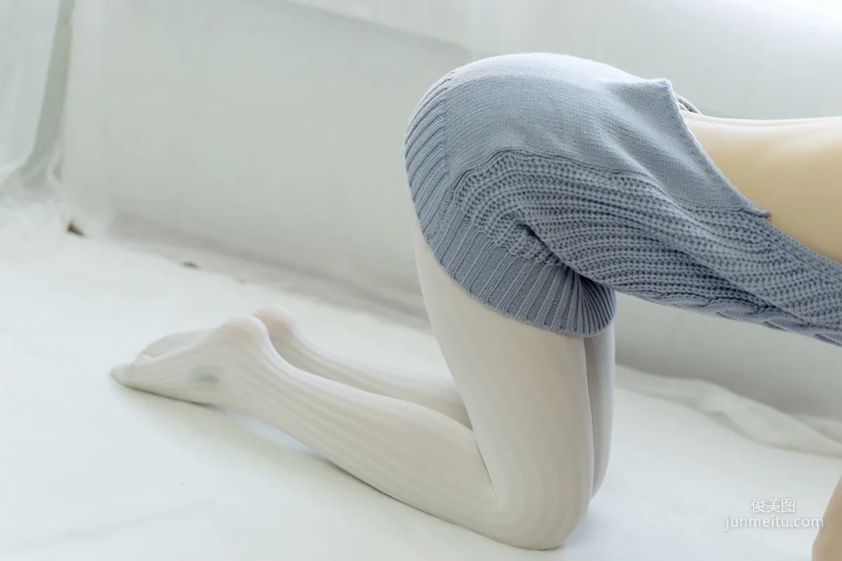 [Fengzhi Lingyu] NO.086 Sexy Backless Sweater Thick White Stockings Photo Set photo 5