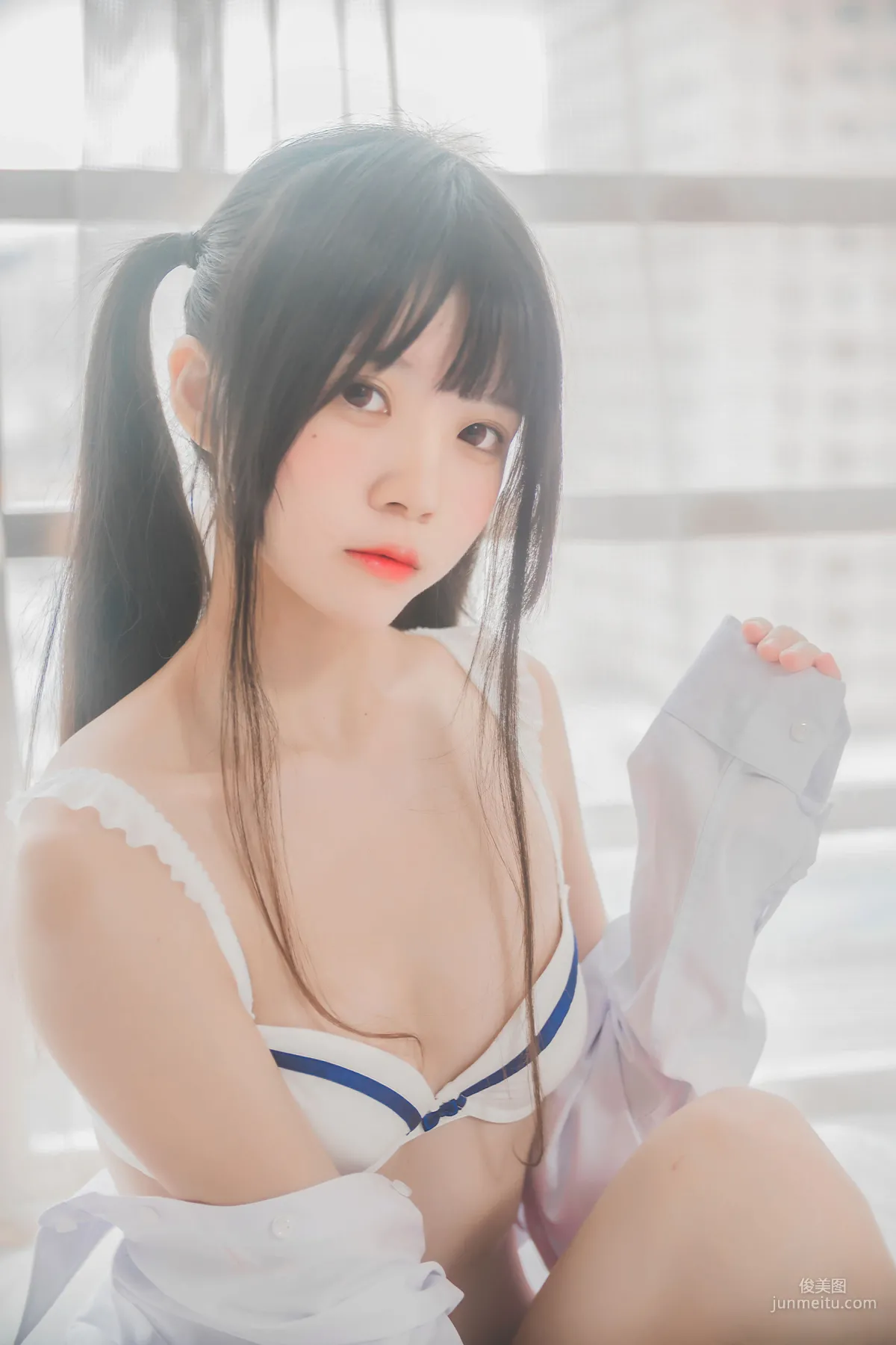 桜桃喵 《白襯衫雙馬尾》 [蘿莉COS] 寫真集 15