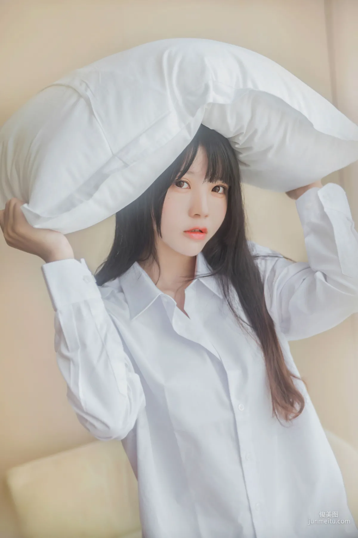 桜桃喵《桜桃未熟 - 白襯衫散發》 [蘿莉COS] 寫真集 9