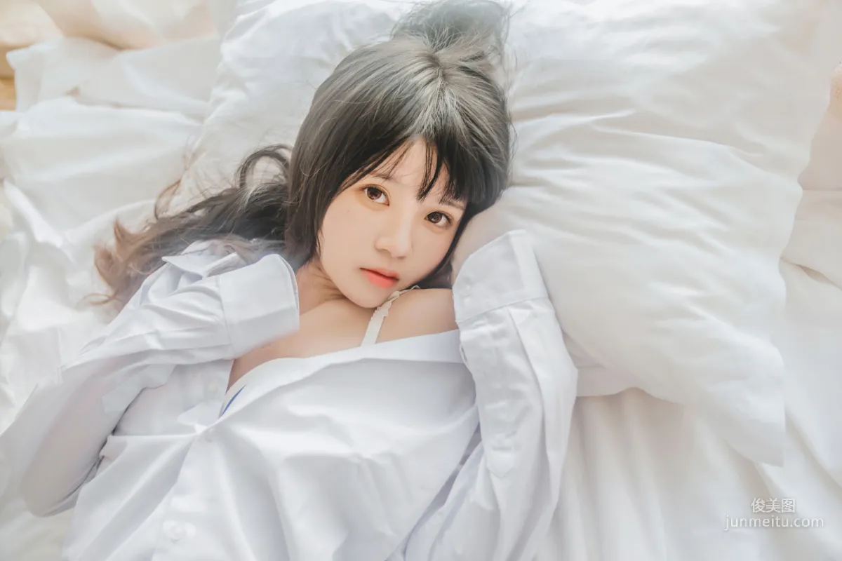 桜桃喵《桜桃未熟 - 白襯衫散發》 [蘿莉COS] 寫真集 18