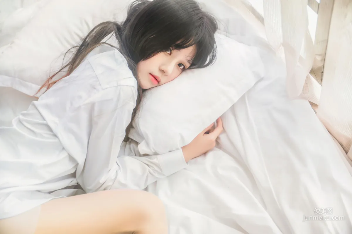 桜桃喵《桜桃未熟 - 白襯衫散發》 [蘿莉COS] 寫真集 12