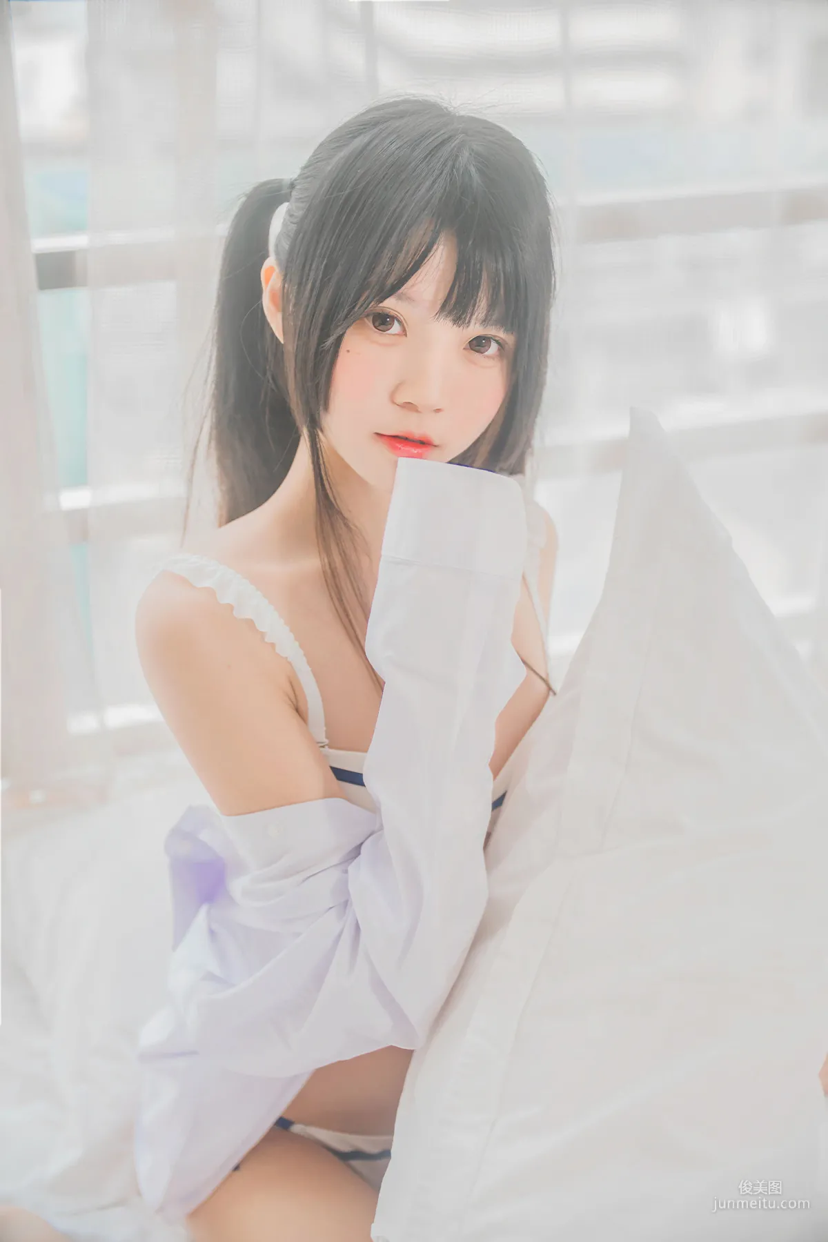 桜桃喵 《白襯衫雙馬尾》 [蘿莉COS] 寫真集 17