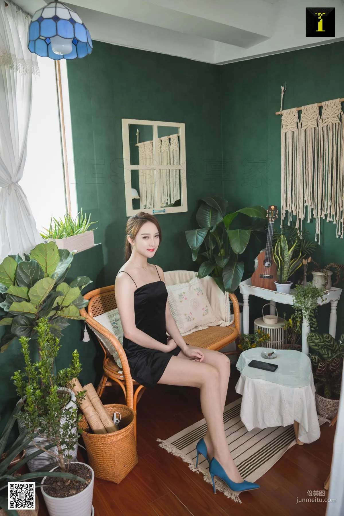Model Yun Zhi《Yun Zhi Silk-Faced Blue High Heels》 [IESS] Silk Stockings and Beautiful Legs Photo Set photo 1