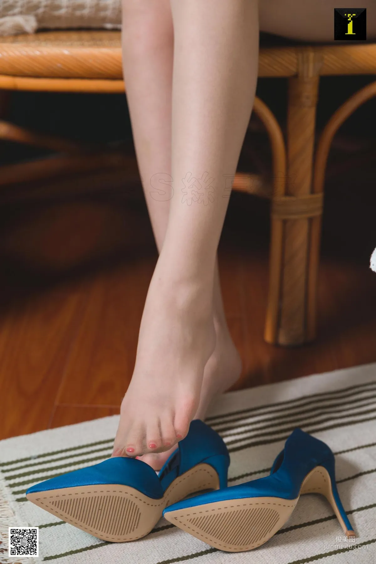 Model Yun Zhi《Yun Zhi Silk-Faced Blue High Heels》 [IESS] Silk Stockings and Beautiful Legs Photo Set photo 75
