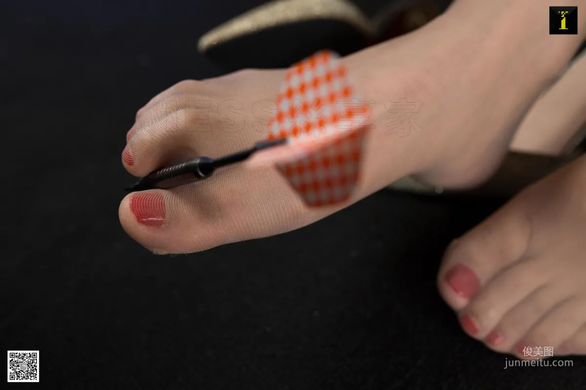 Model Qiuqiu Qiuqiu Treats You to Sea Shrimp [IESS] Silk Feet and Beautiful Legs Photo Set photo 33