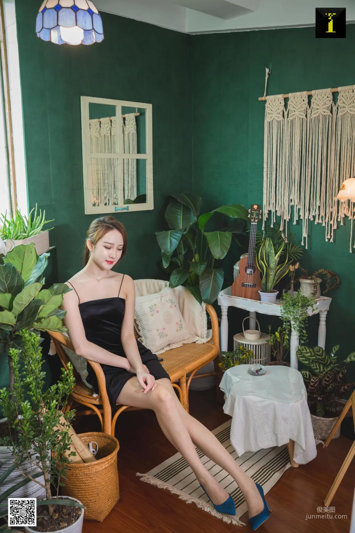 Model Yun Zhi《Yun Zhi Silk-Faced Blue High Heels》 [IESS] Silk Stockings and Beautiful Legs Photo Set photo 34
