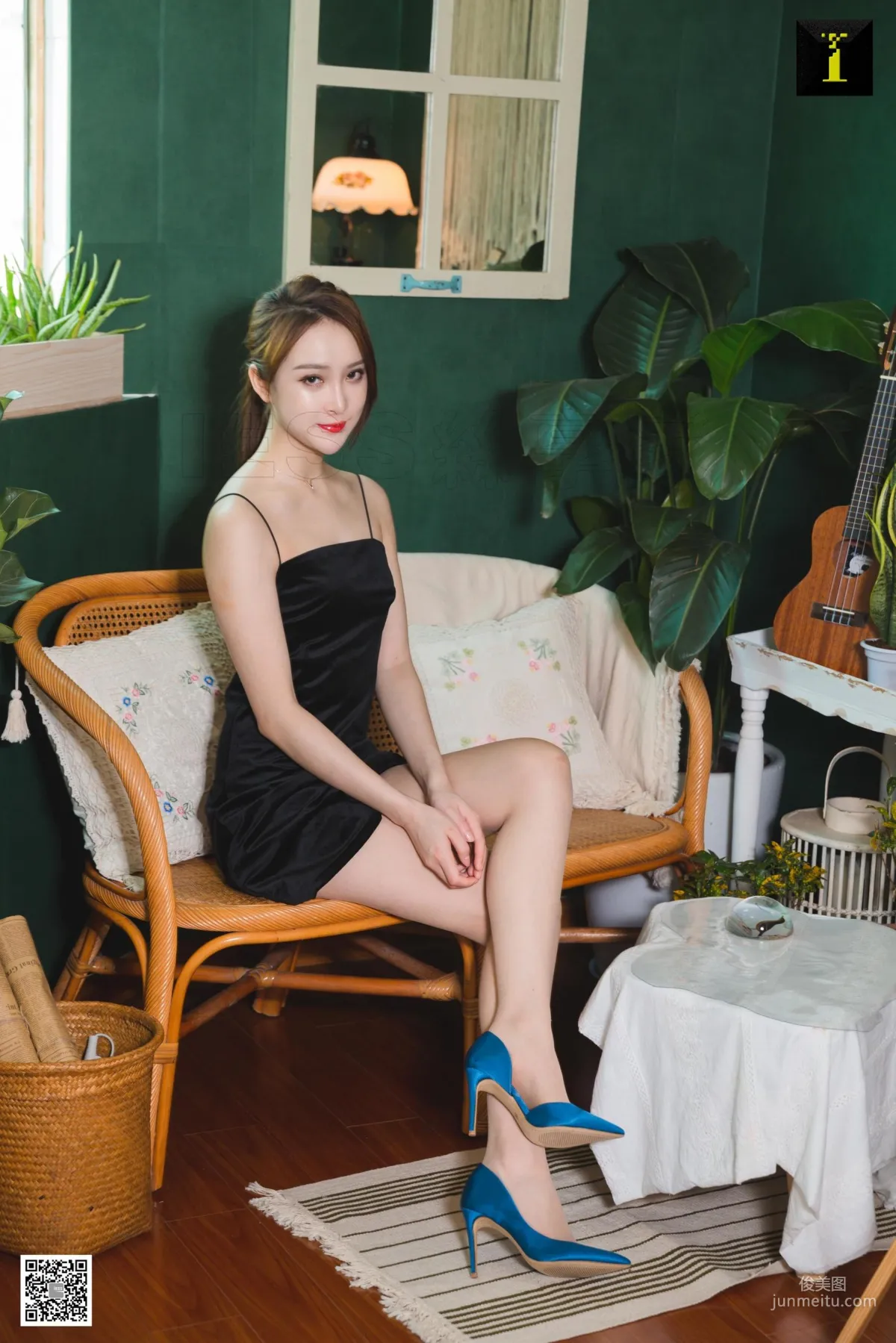 Model Yun Zhi《Yun Zhi Silk-Faced Blue High Heels》 [IESS] Silk Stockings and Beautiful Legs Photo Set photo 18
