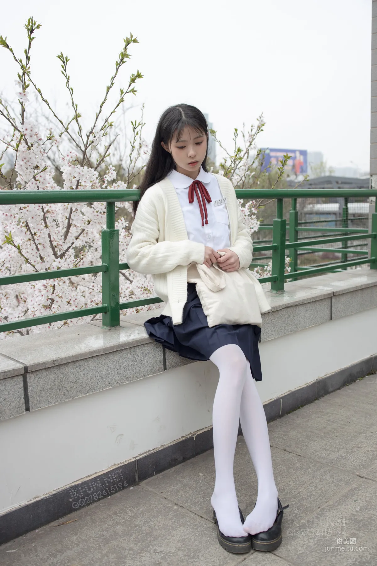 甜米《純純的白絲學妹》 [森蘿财團] JKFUN-001 蘿莉絲襪寫真集 78