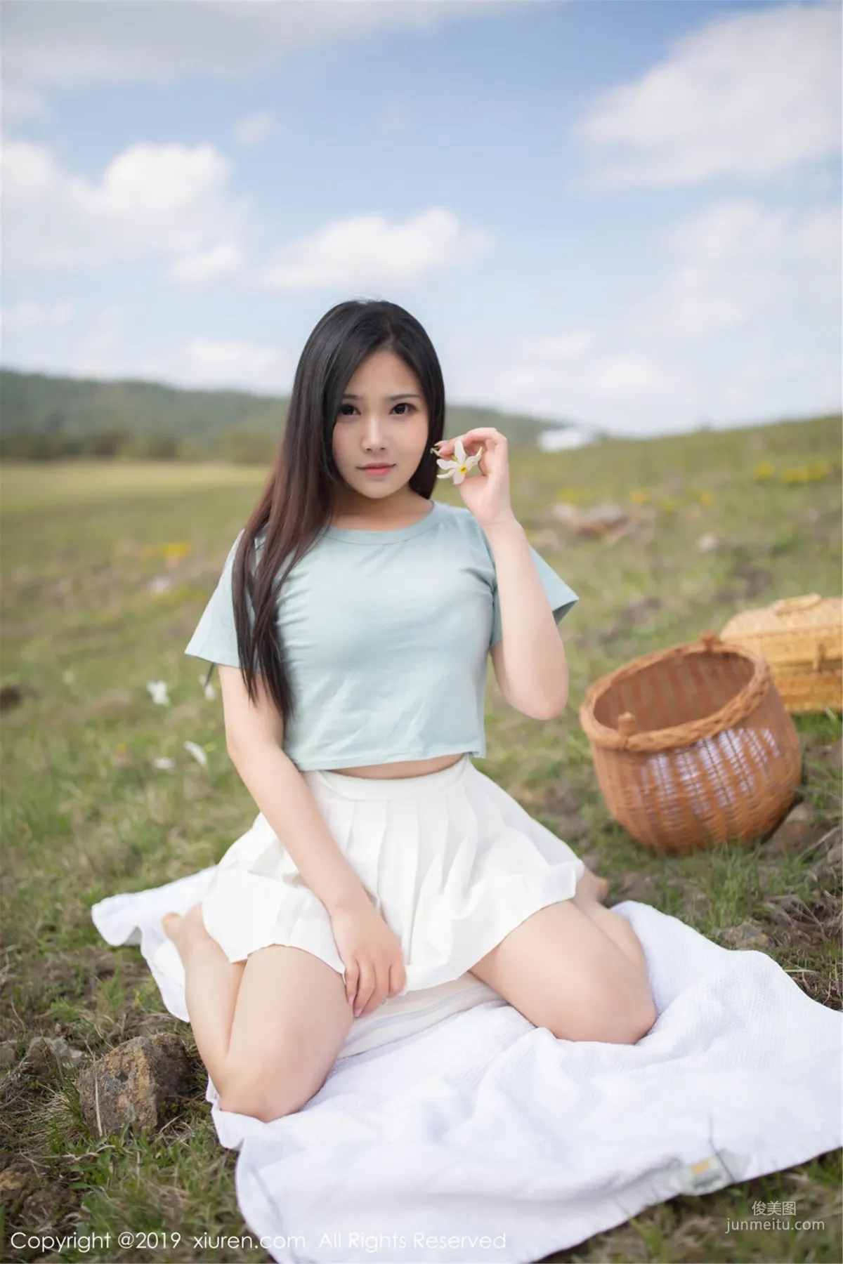 Xu Weiwei Mia, Sexy Bloom on the Outdoor Grass [XiuRen] No.1495 Photo Set photo 6
