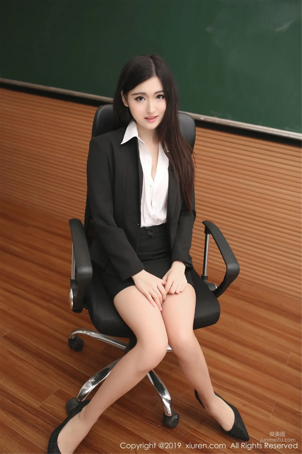 Shen Mengyao "Sexy Exposure at University Physics Building" [XiuRen] No.1480 Photo Set photo 1