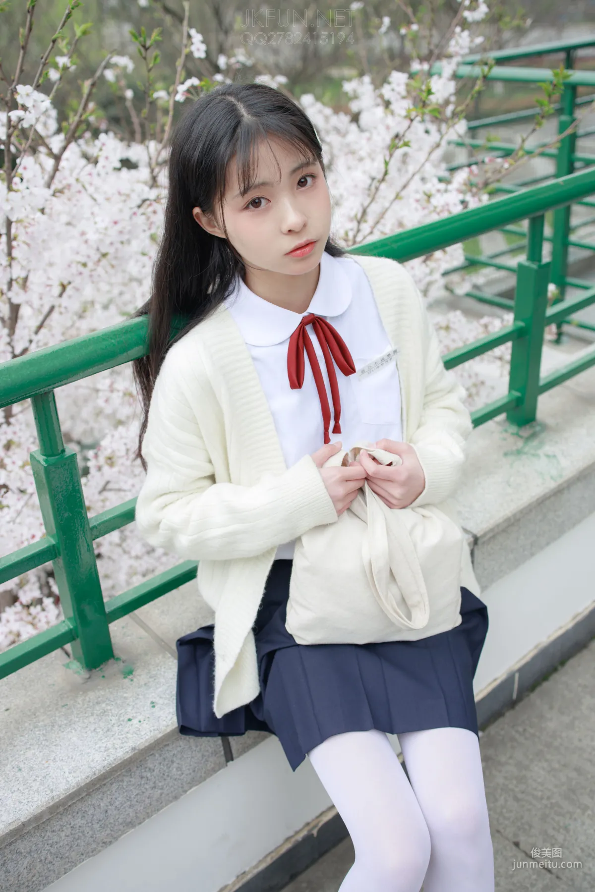 甜米《純純的白絲學妹》 [森蘿财團] JKFUN-001 蘿莉絲襪寫真集 109