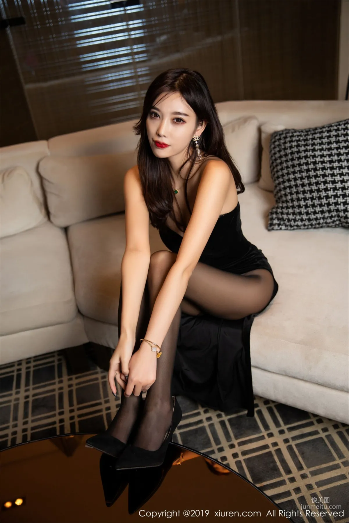 Yang Chenchen Sugar, The Ultimate Soul-Stealing Black Stockings Temptation [XiuRen] No.1483 Photo Set photo 24