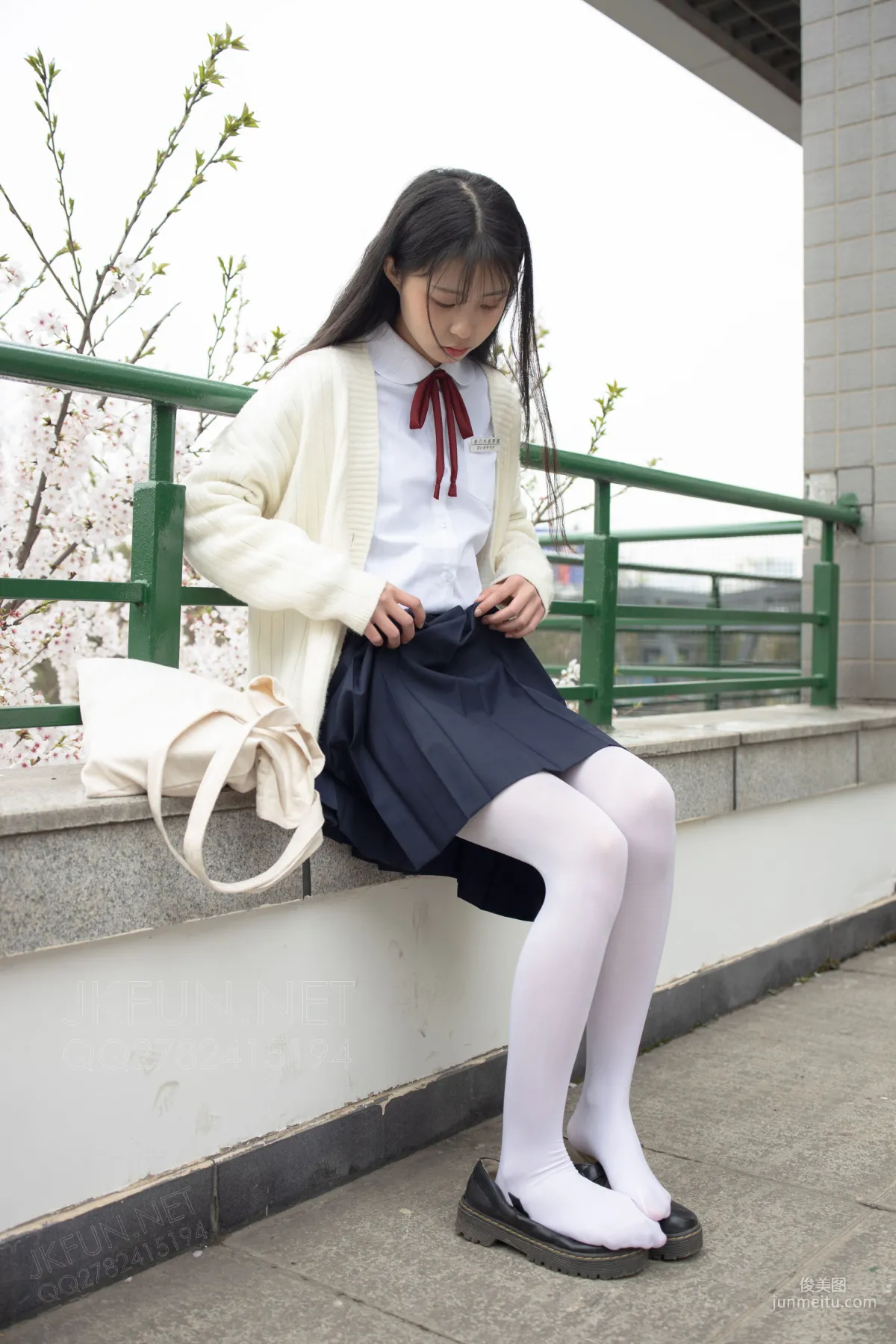 甜米《純純的白絲學妹》 [森蘿财團] JKFUN-001 蘿莉絲襪寫真集 105
