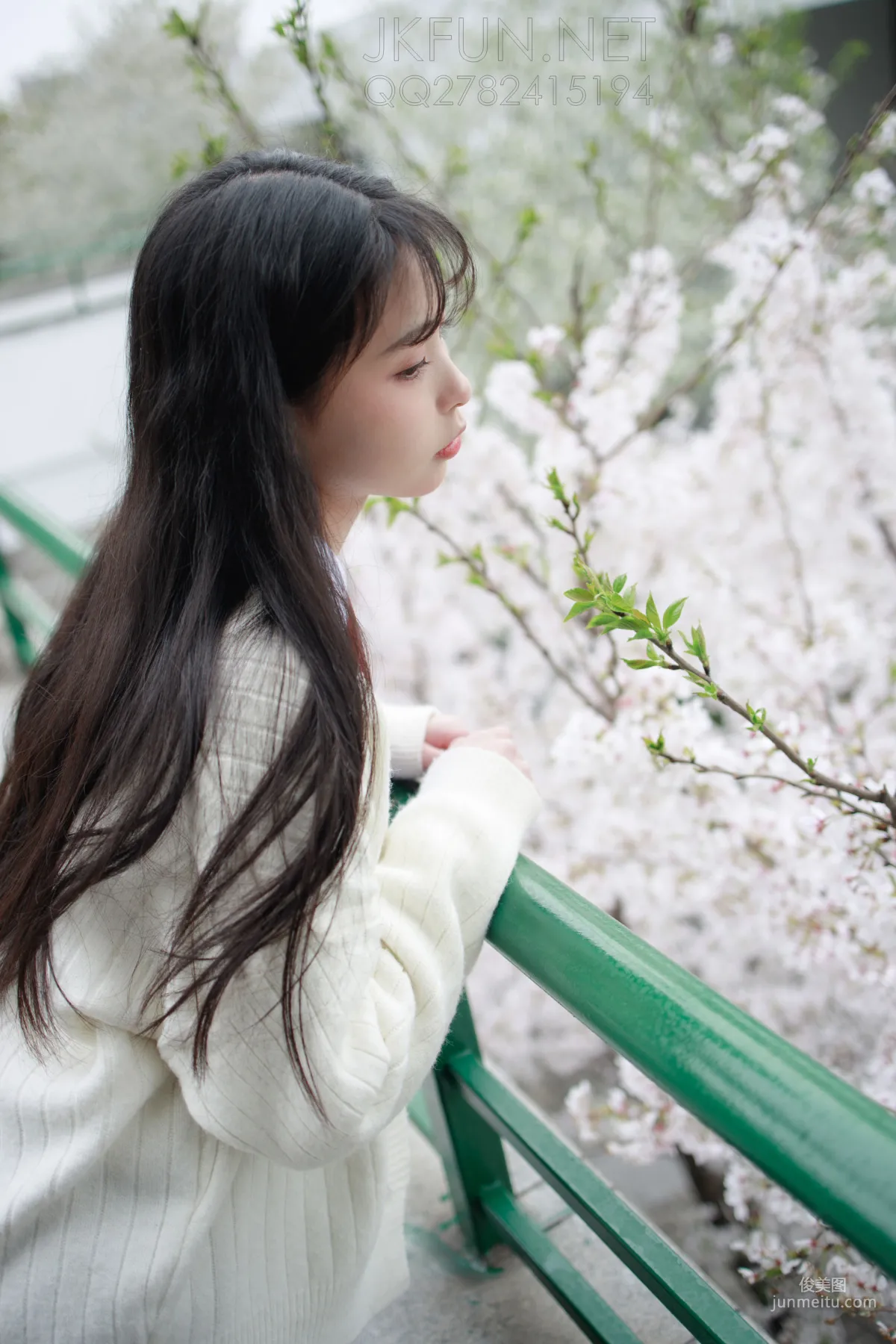 甜米《純純的白絲學妹》 [森蘿财團] JKFUN-001 蘿莉絲襪寫真集 44