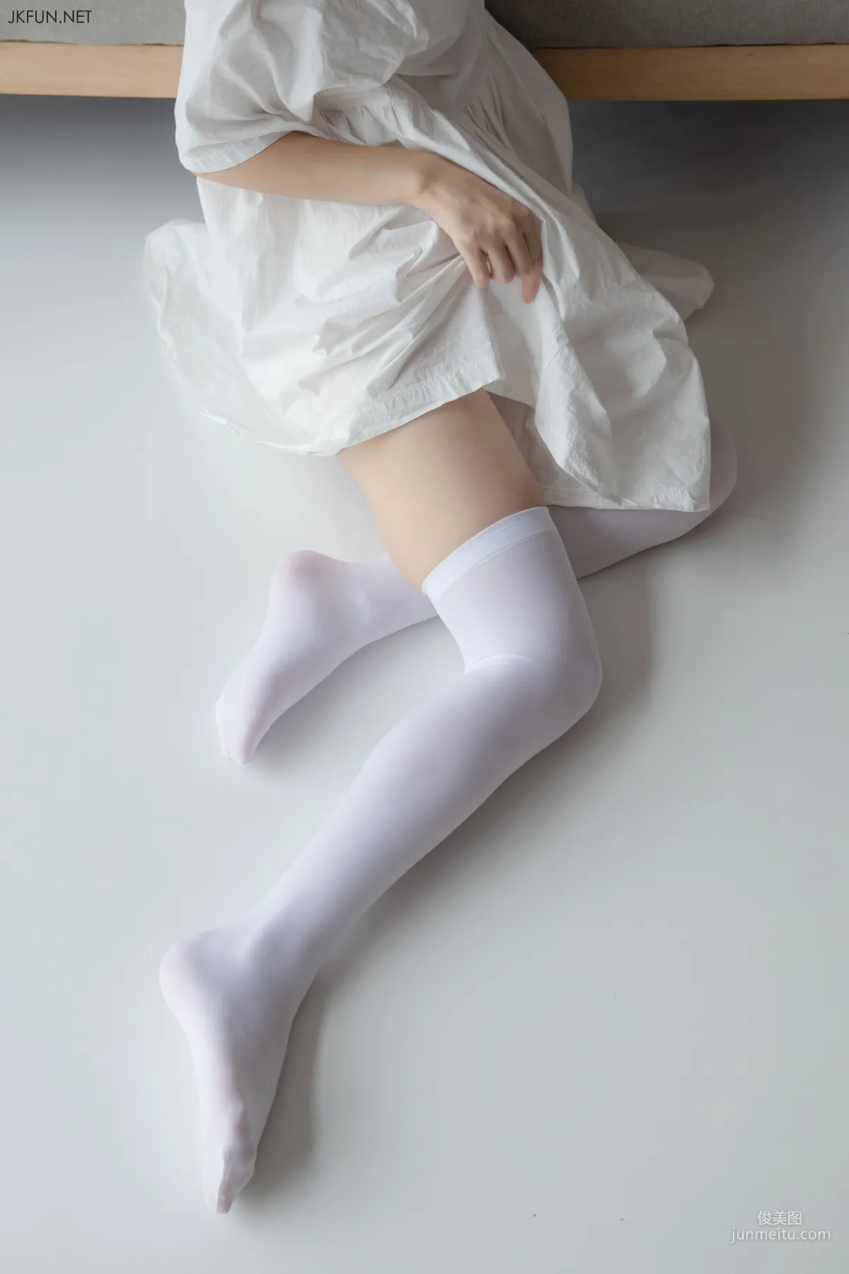 默陌《白衣飄飄的年代》 [森蘿财團] JKFUN-014 蘿莉絲襪寫真集 71
