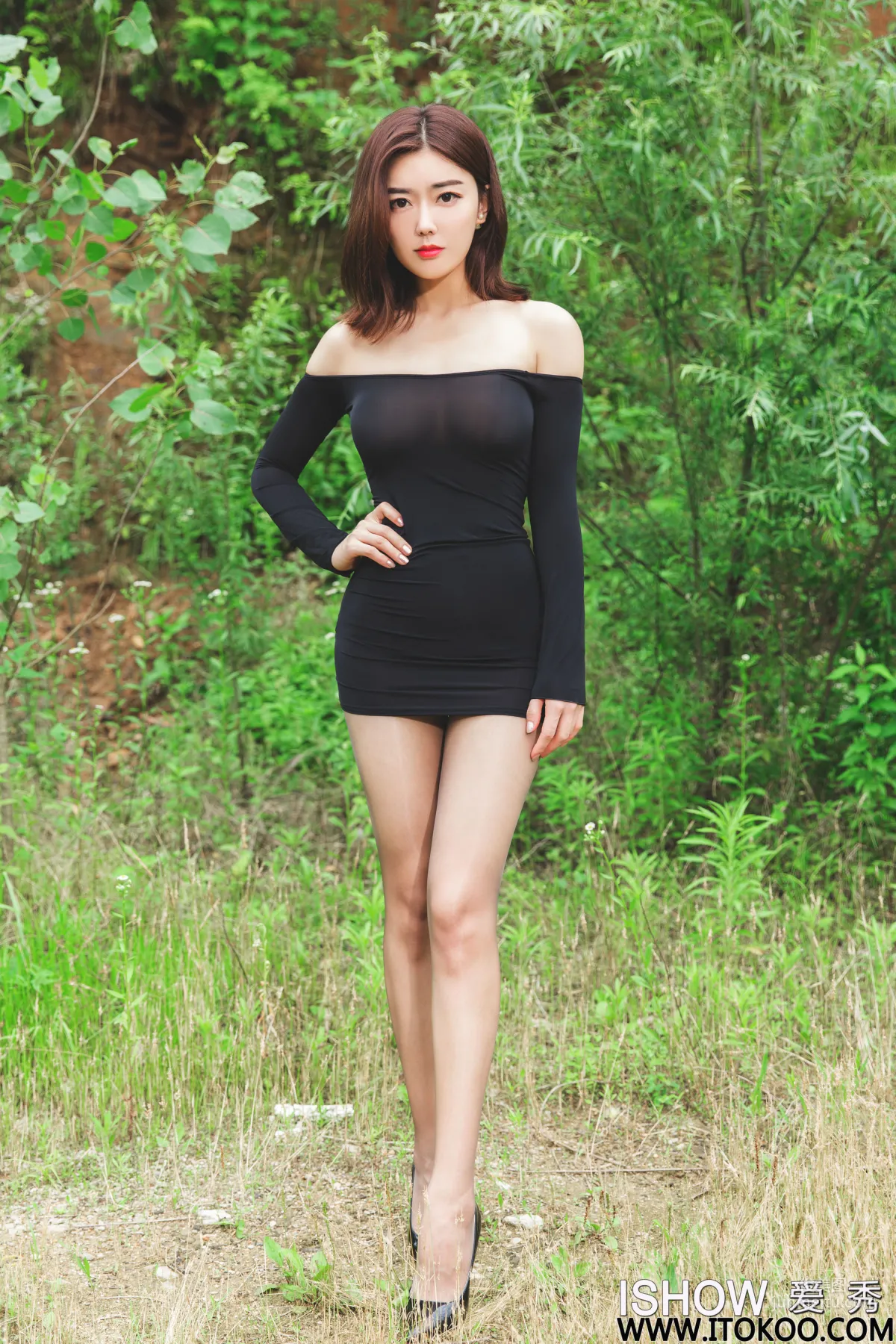 Linlin Caroline《Outdoor Top-Quality Mature Woman》 [ISHOW] No.192 Photo Set photo 1