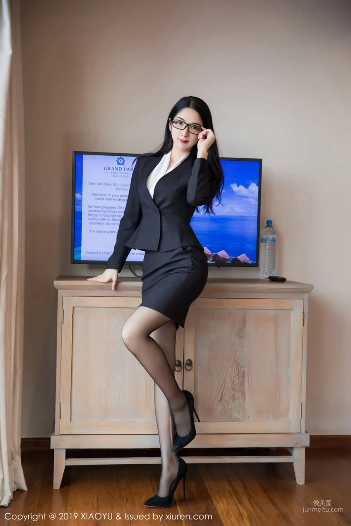 Angela Likes Cats, Glasses OL Black Stockings Short Skirt [XIAOYU] Vol.098 Photo Set photo 2