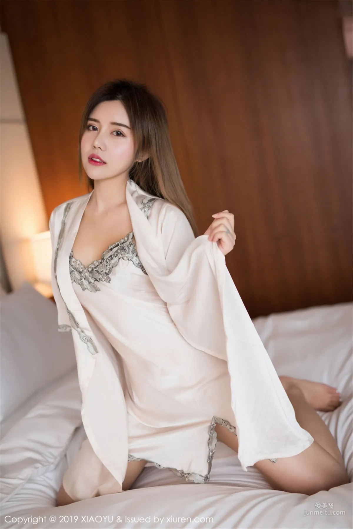 Cris Zhuo Yaqi, The Tenderness and Charm of a White Slip Dress + The Temptation of Black Stockings Lingerie [XIAOYU] Vol.093 Photo Set photo 7