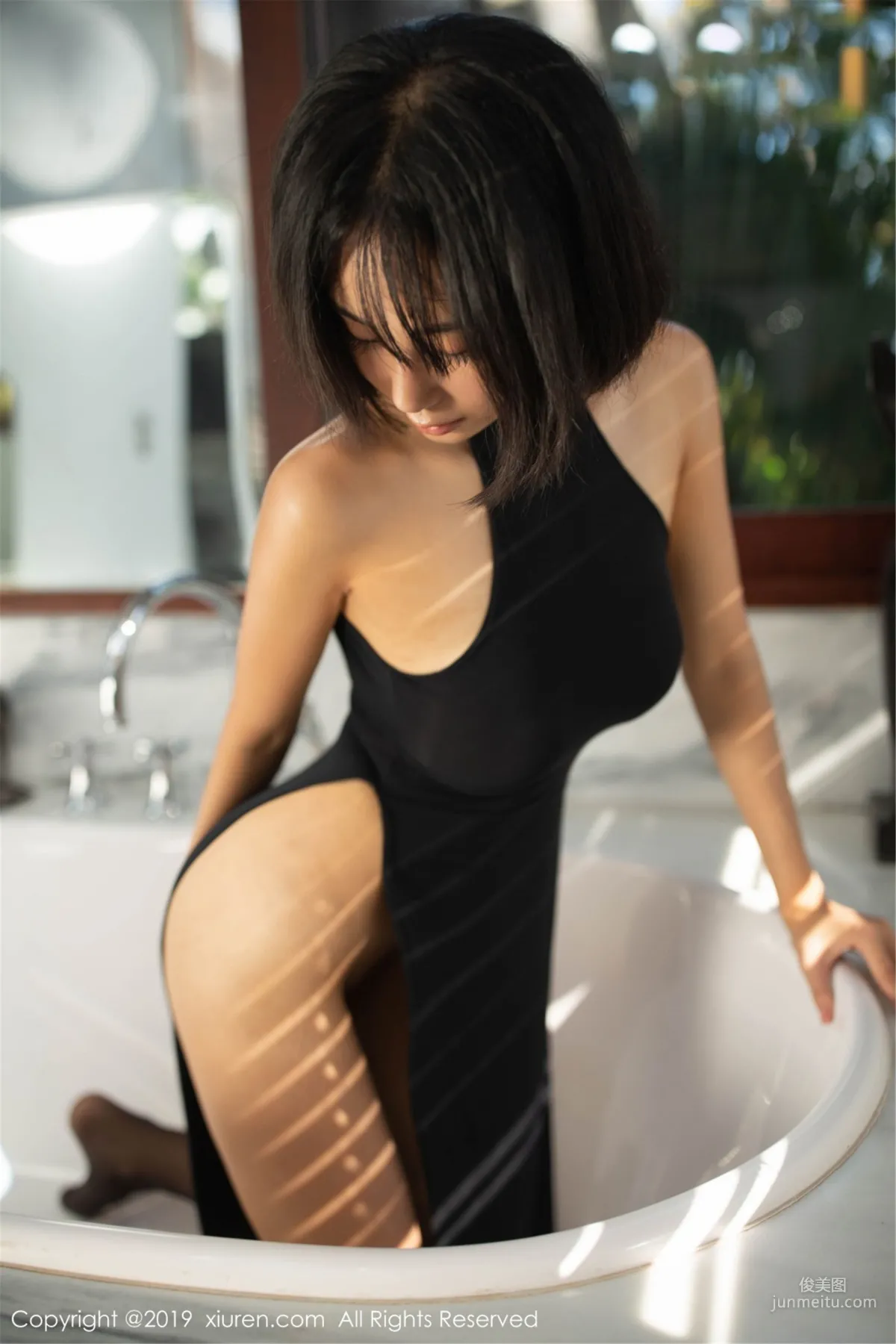 Yi Lei 《Black Stockings and Beautiful Legs Under a Black High-Slit Long Dress》 [XiuRen] No.1568 Photo Set photo 51