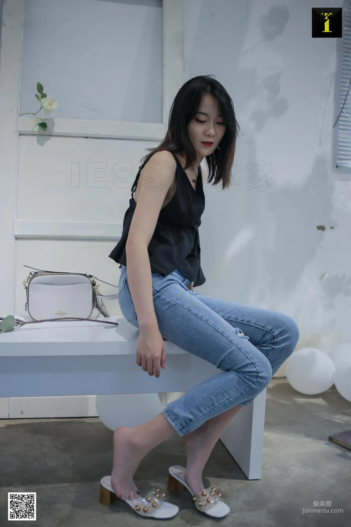 Model Yun Zhi Daily Edition Jeans with Silk Stockings [IESS] Beautiful Legs and Feet Photo Set photo 33
