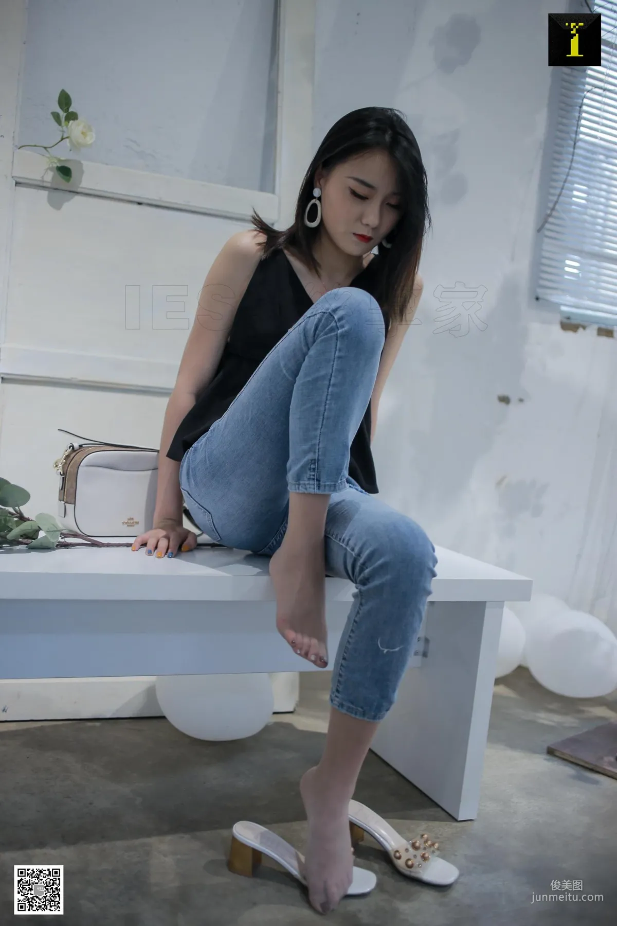 Model Yun Zhi Daily Edition Jeans with Silk Stockings [IESS] Beautiful Legs and Feet Photo Set photo 35