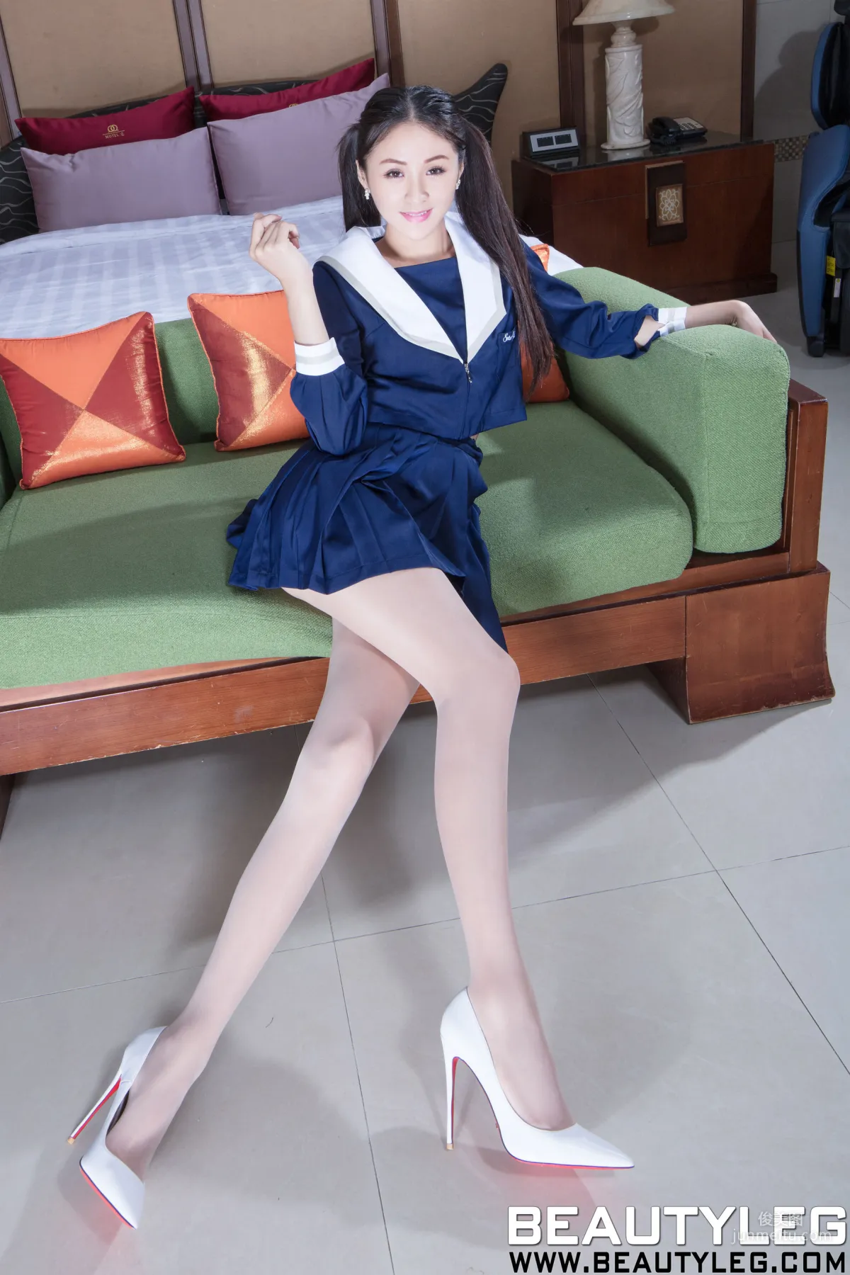Lola雪岑《短裙制服絲襪美腿》 [Beautyleg] No.1813 寫真集 24