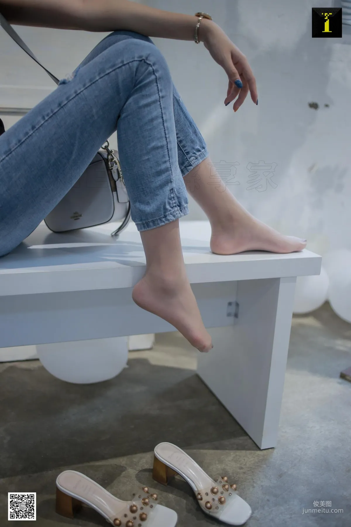 Model Yun Zhi Daily Edition Jeans with Silk Stockings [IESS] Beautiful Legs and Feet Photo Set photo 25