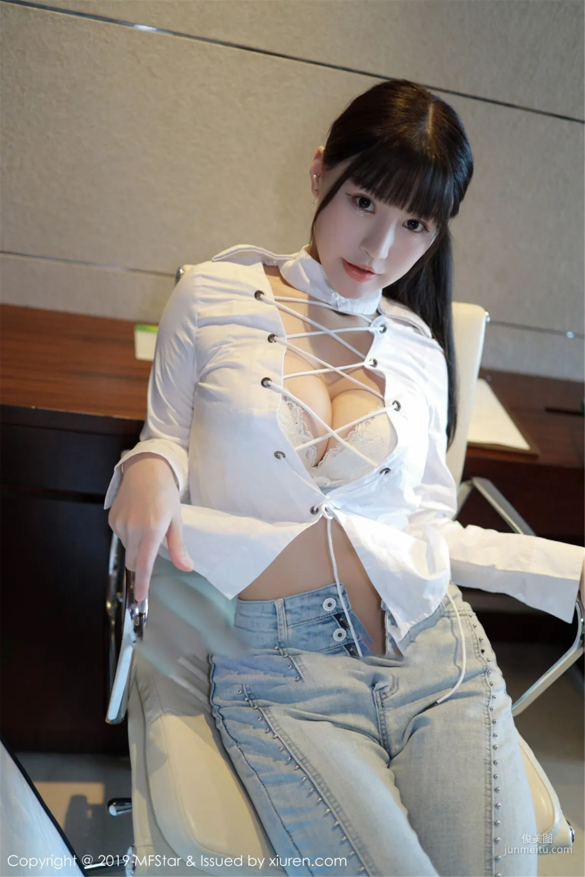 Flower Barbie Ke'er, Sexy Beautiful Breasts Under a White Shirt [MFStar] Vol.207 Photo Set photo 17