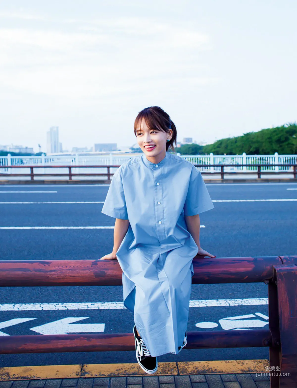 [FRIDAY] わたなべ麻衣 《細い身体でFカップ》写真2
