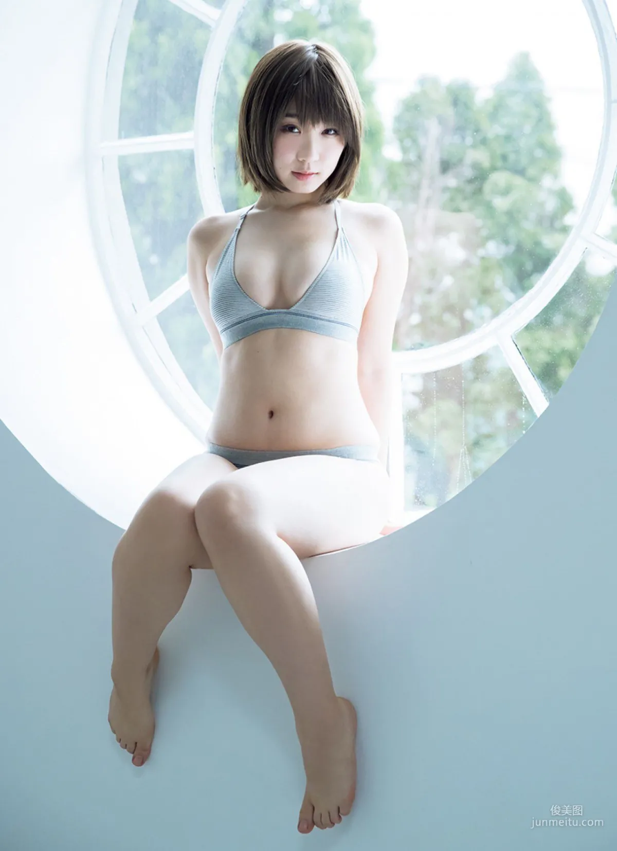[FRIDAY] 伊織もえ 《「彼女がユニフォームに着替えたら」》写真4