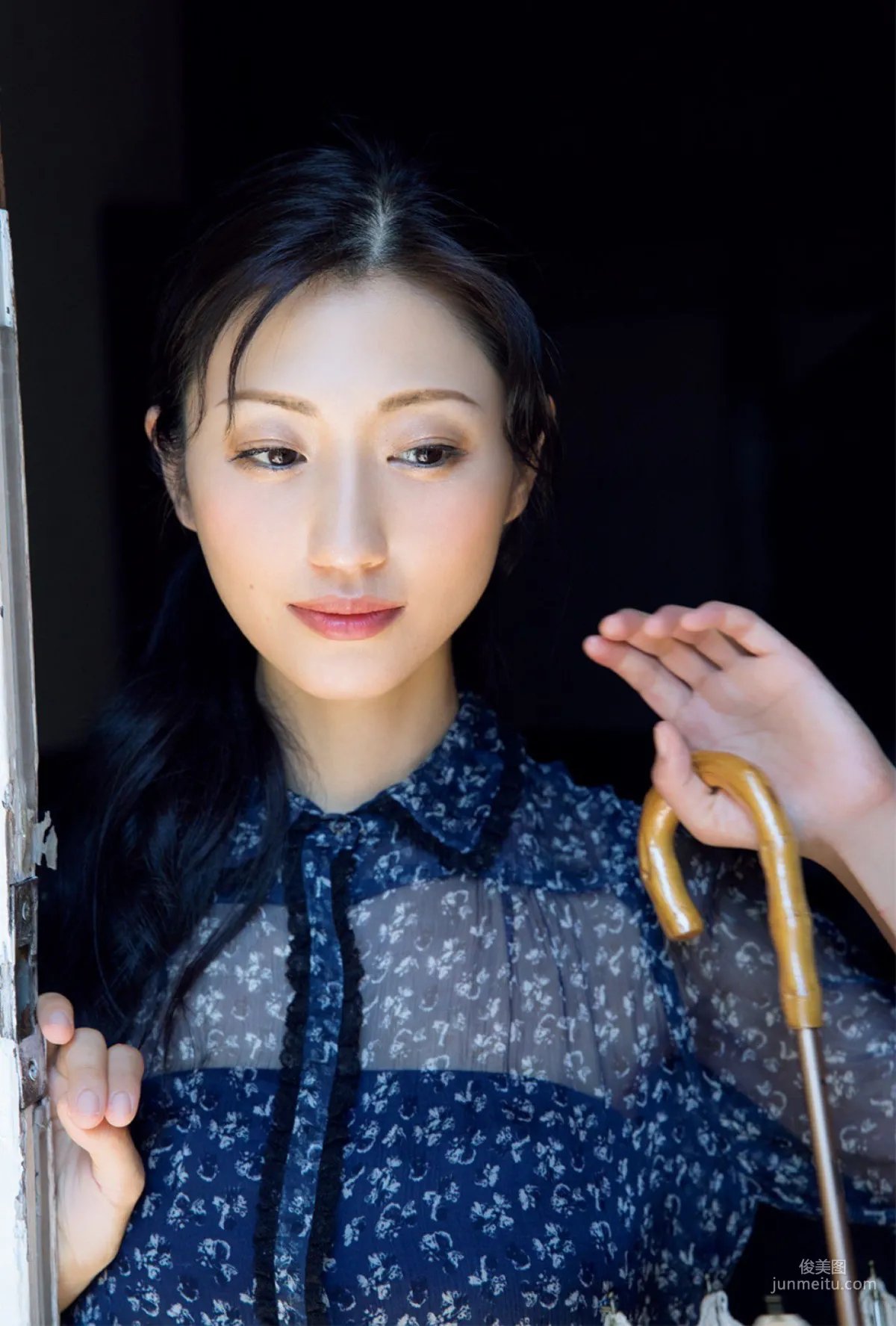 [FRIDAY] 壇蜜 《オールヌード すべてを脱ぎ捨てる》写真3