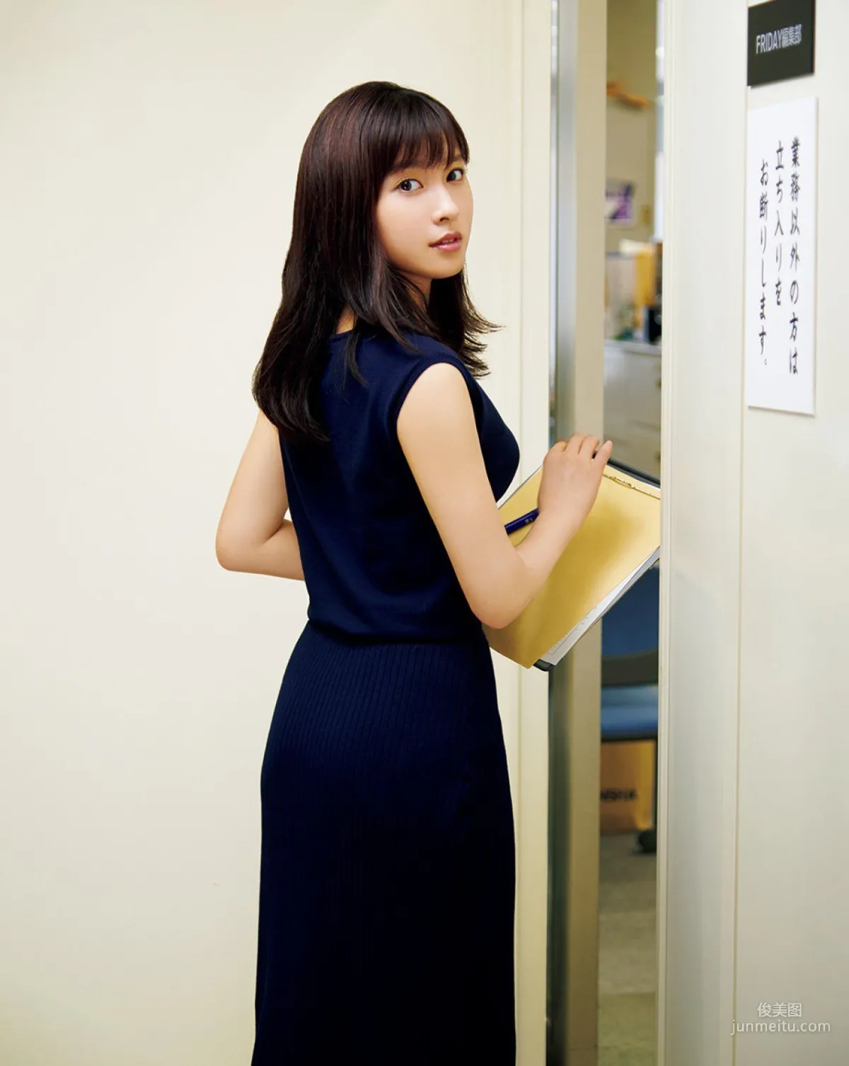 [FRIDAY] 土屋太鳳 《オフィスでセクシー》寫真 1