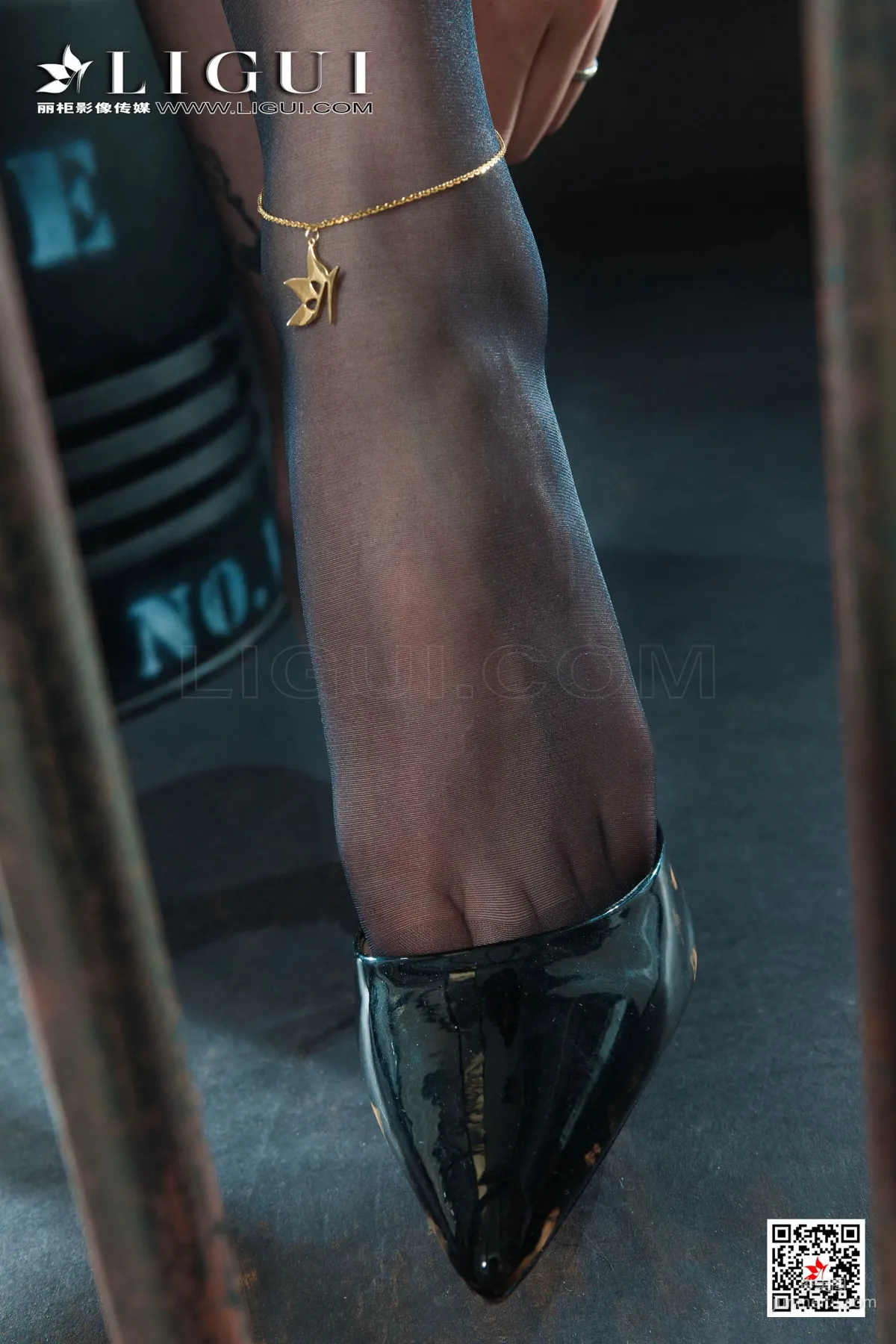 Tian Tian, Prison Black Stockings Shackles Female Police Officer [Ligui] Web Beauty Photo Set photo 19