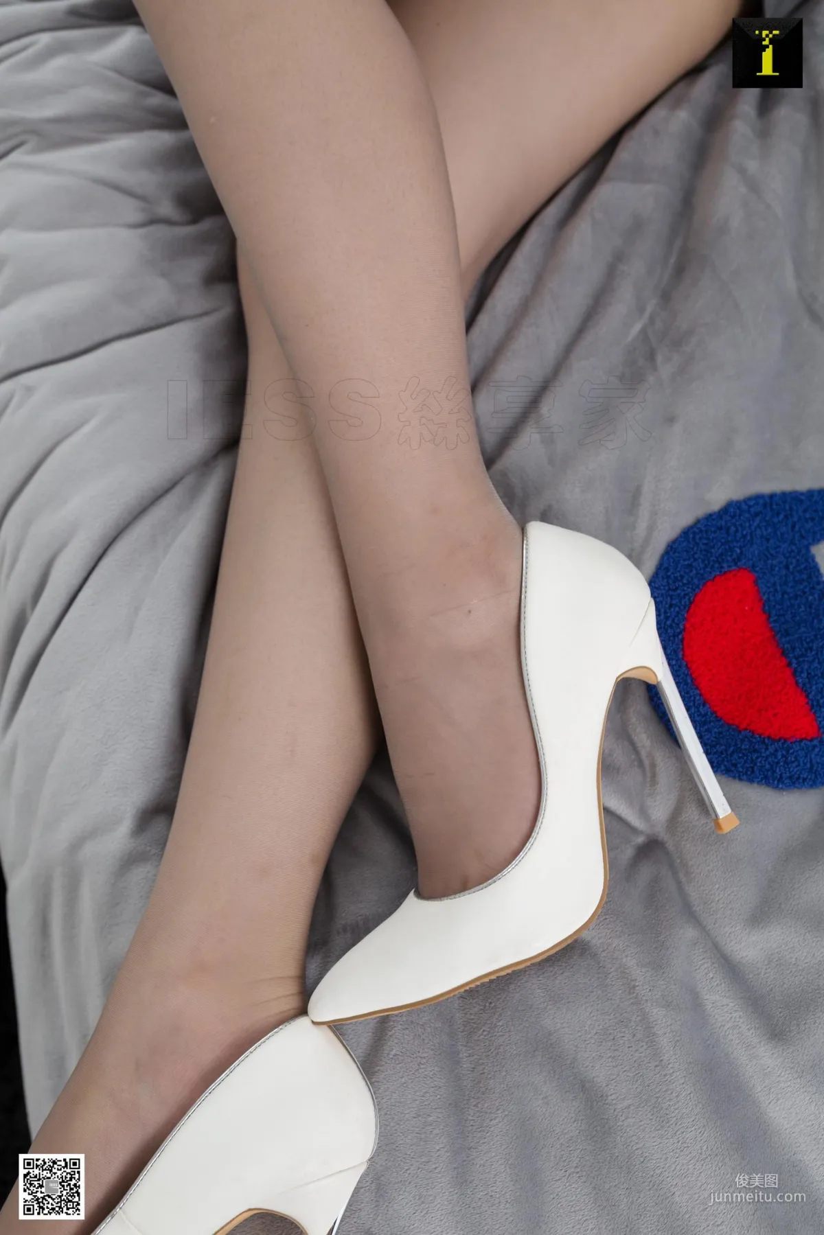 Model Tang Tang, Confessing to the Intellectual Beauty Tang Tang [IESS] Beautiful Legs and Silk Feet Photo Set photo 11